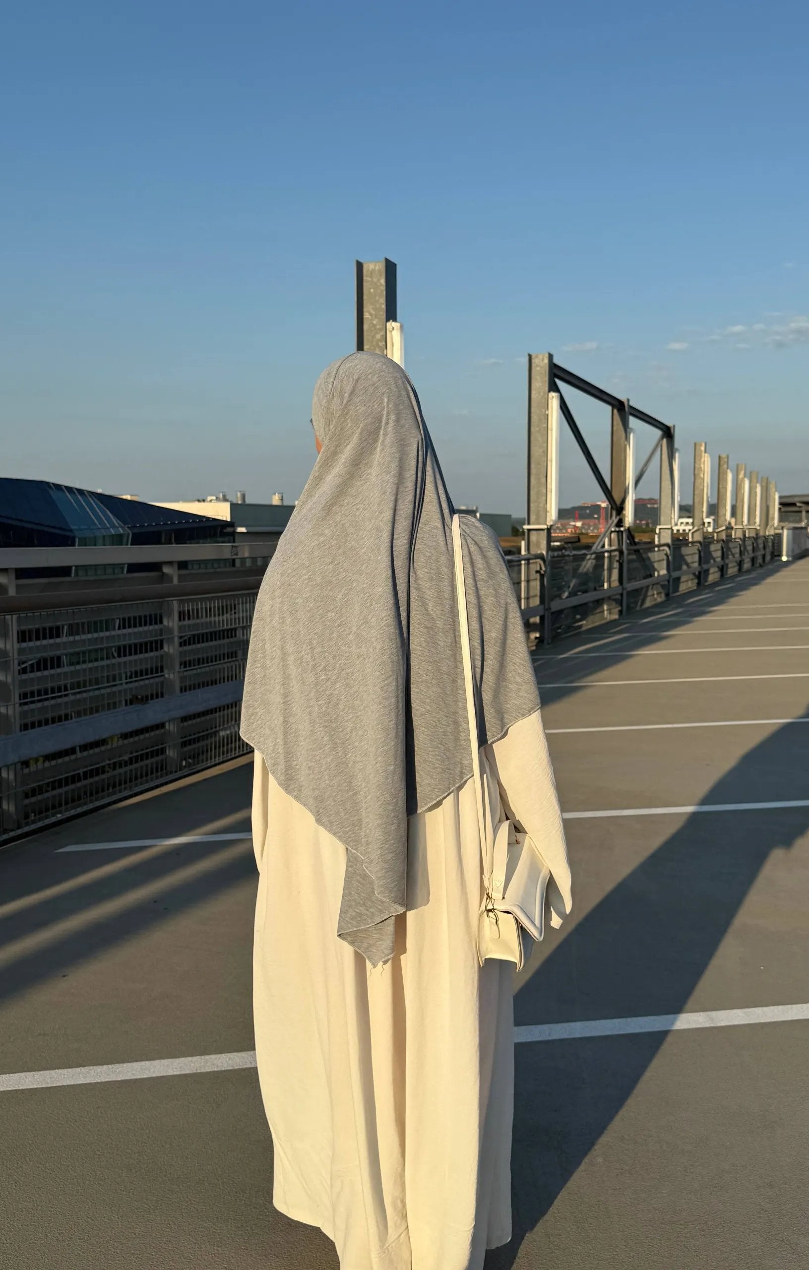 Jersey Khimar in Hellgrau aus Viskose-Elastan, Rückansicht über einer cremefarbenen Robe.
