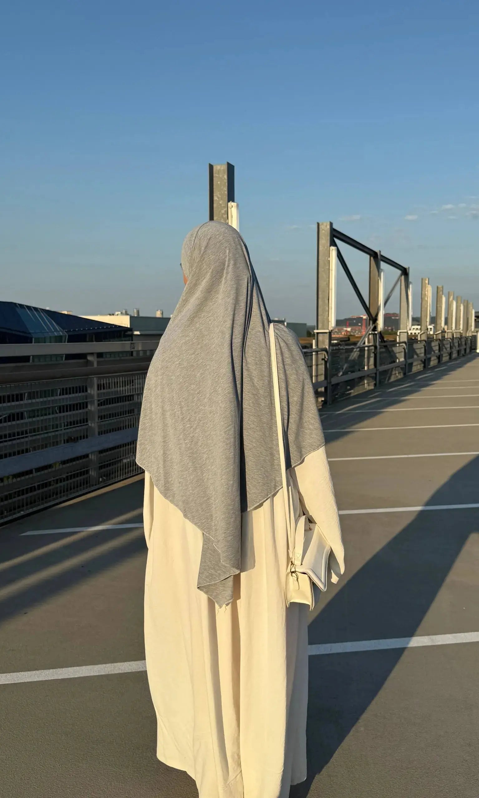 Jersey Khimar in Hellgrau aus Viskose-Elastan, Rückansicht über einer cremefarbenen Robe.