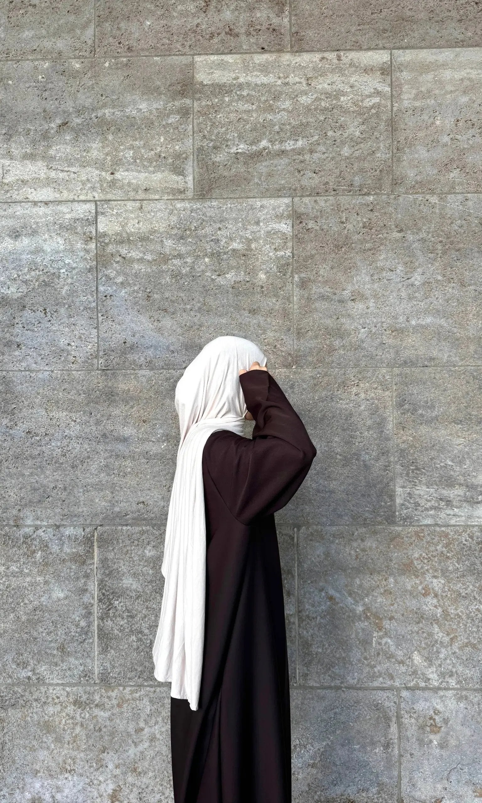 abaya in schwarz aus polyester, oversized mit langen ärmeln, bodenlang, seitenansicht