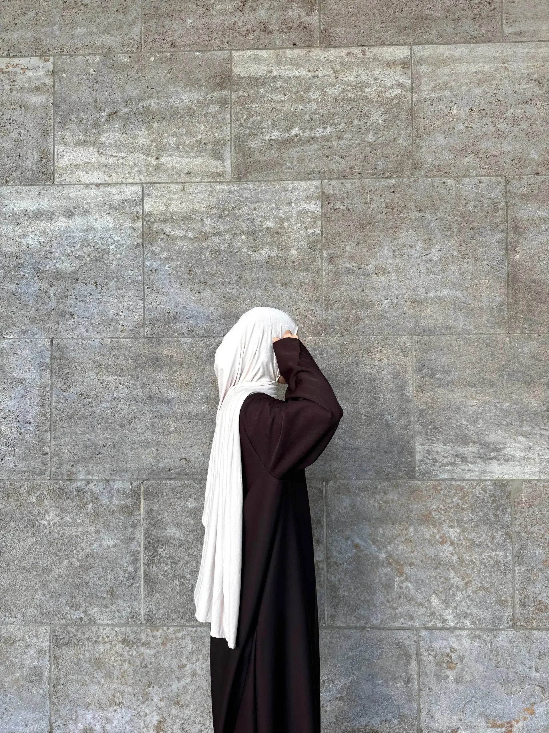 abaya in schwarz aus polyester, oversized mit langen ärmeln, bodenlang, seitenansicht