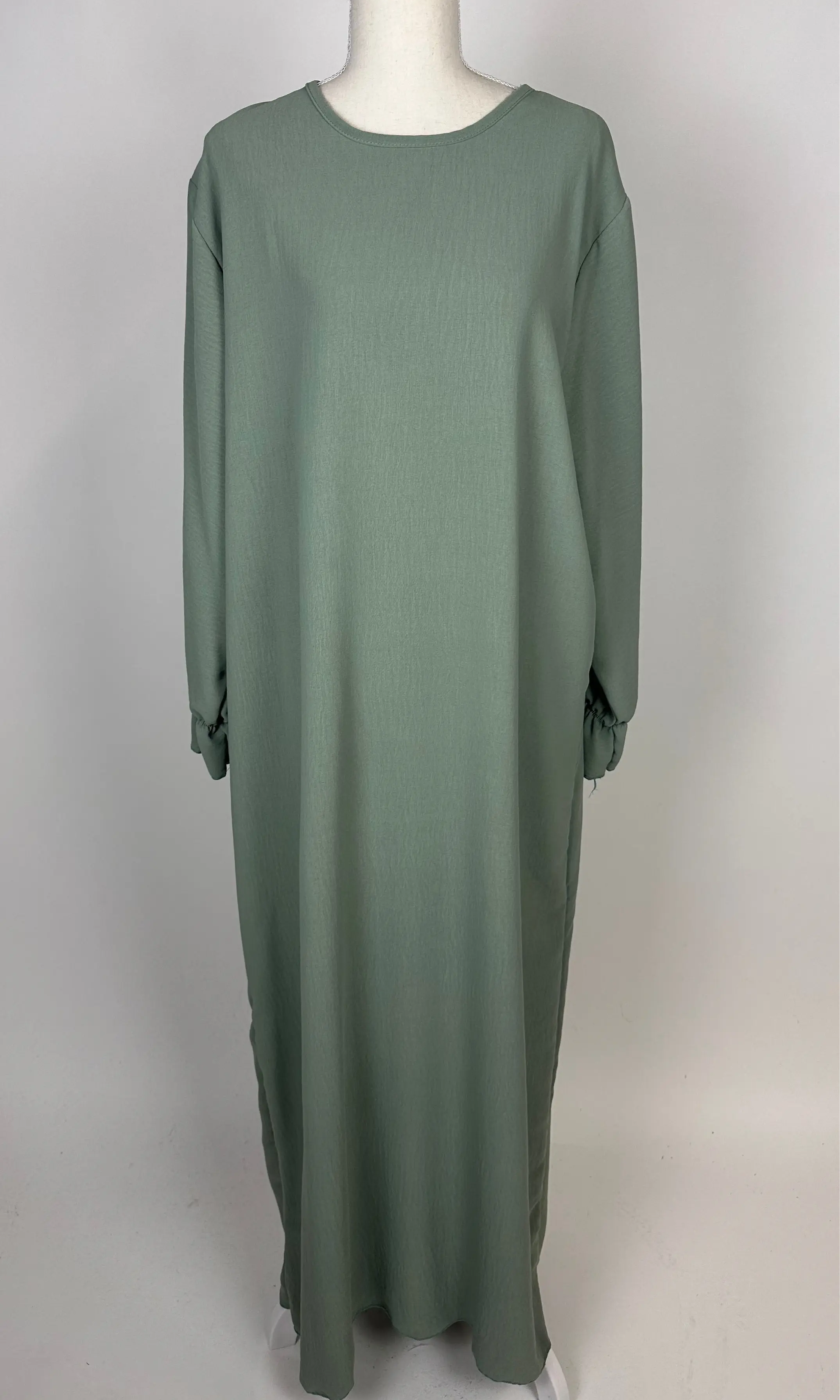 Abaya in salbeigrün mit Rüschenärmeln aus elastischem jazz-stoff, frontansicht