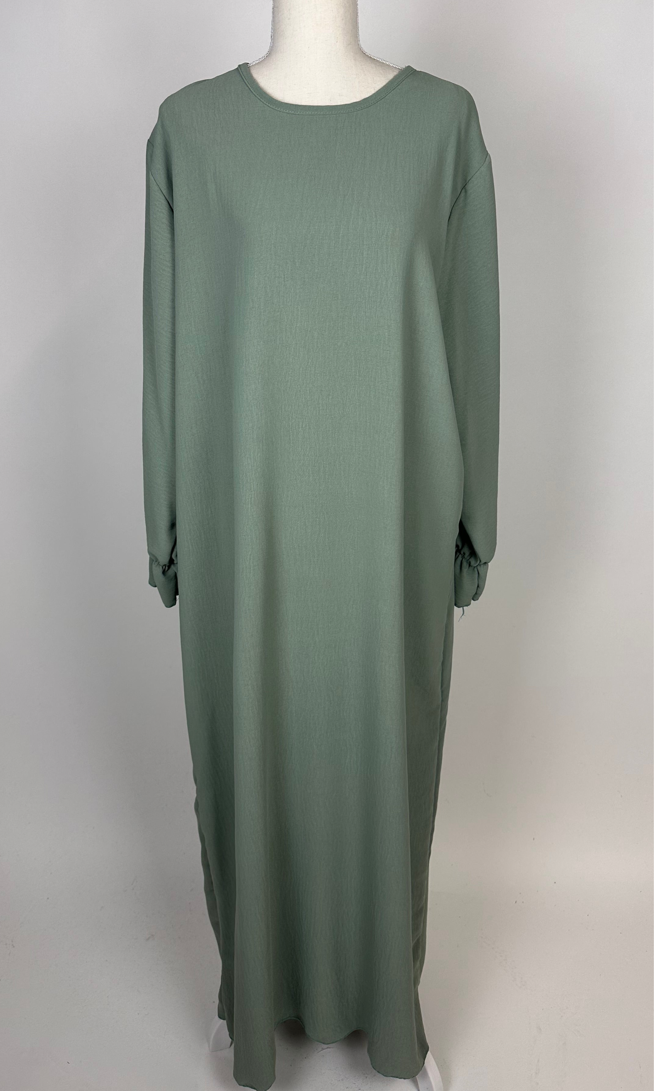 Abaya in salbeigrün mit Rüschenärmeln aus elastischem jazz-stoff, frontansicht