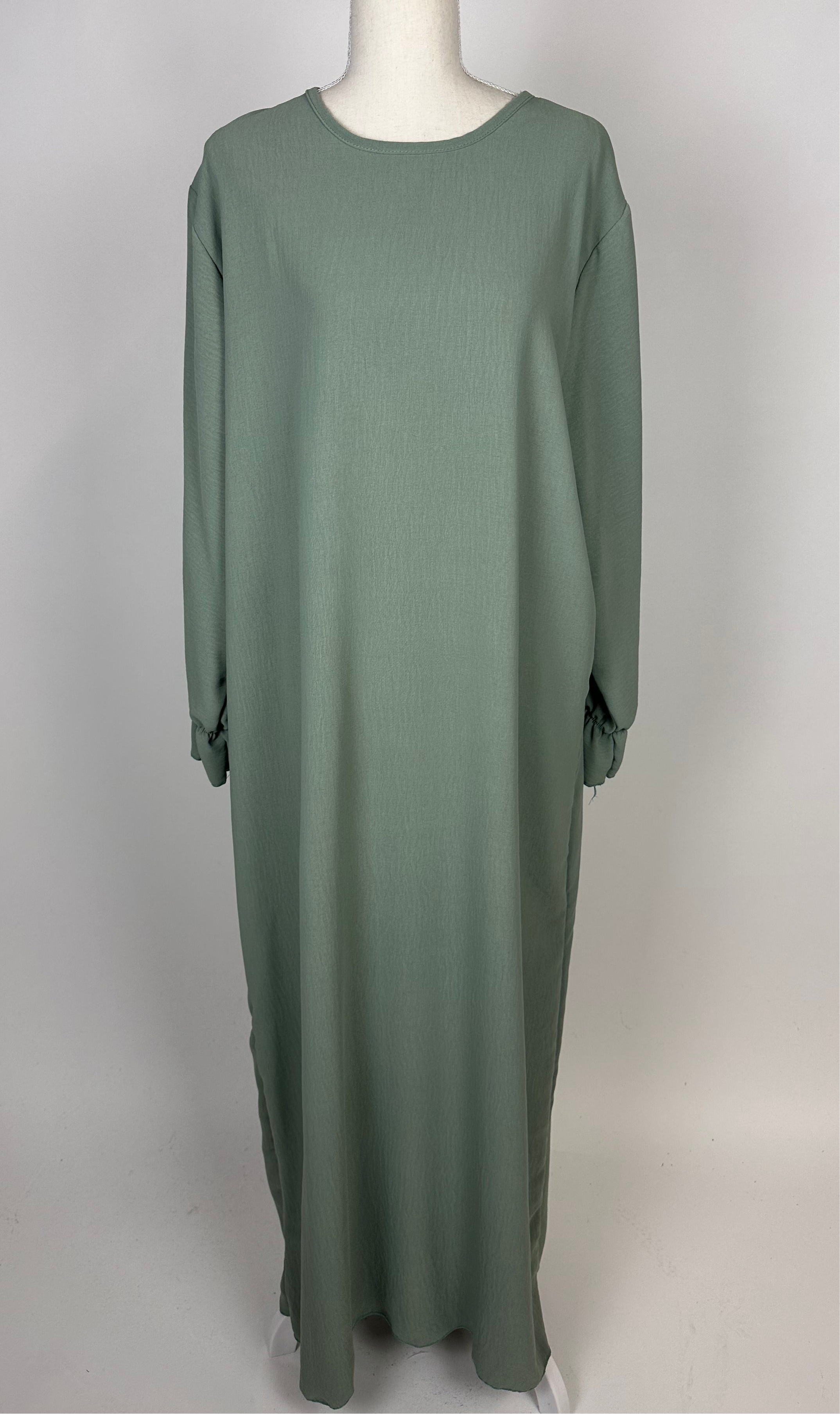 Abaya in salbeigrün mit Rüschenärmeln aus elastischem jazz-stoff, frontansicht