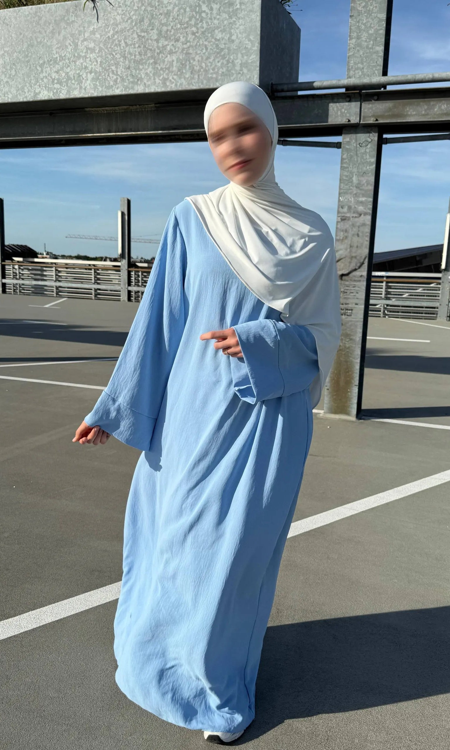 bodenlange abaya aus jazz-stoff mit fließendem fall und langen ärmeln, schlichtes design