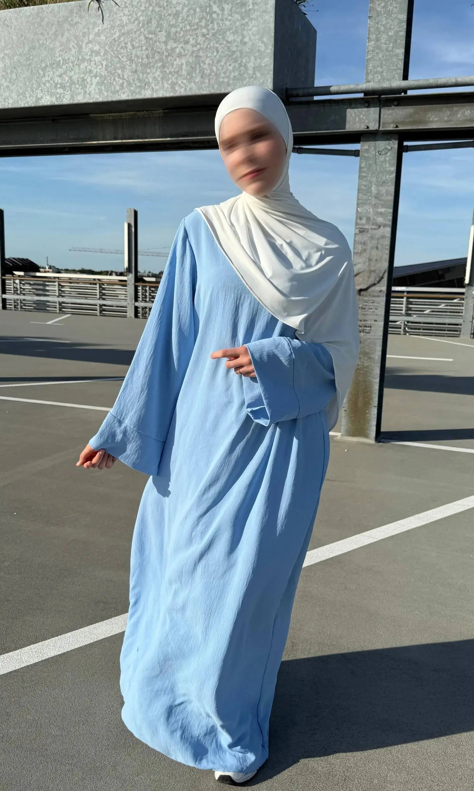 bodenlange abaya aus jazz-stoff mit fließendem fall und langen ärmeln, schlichtes design