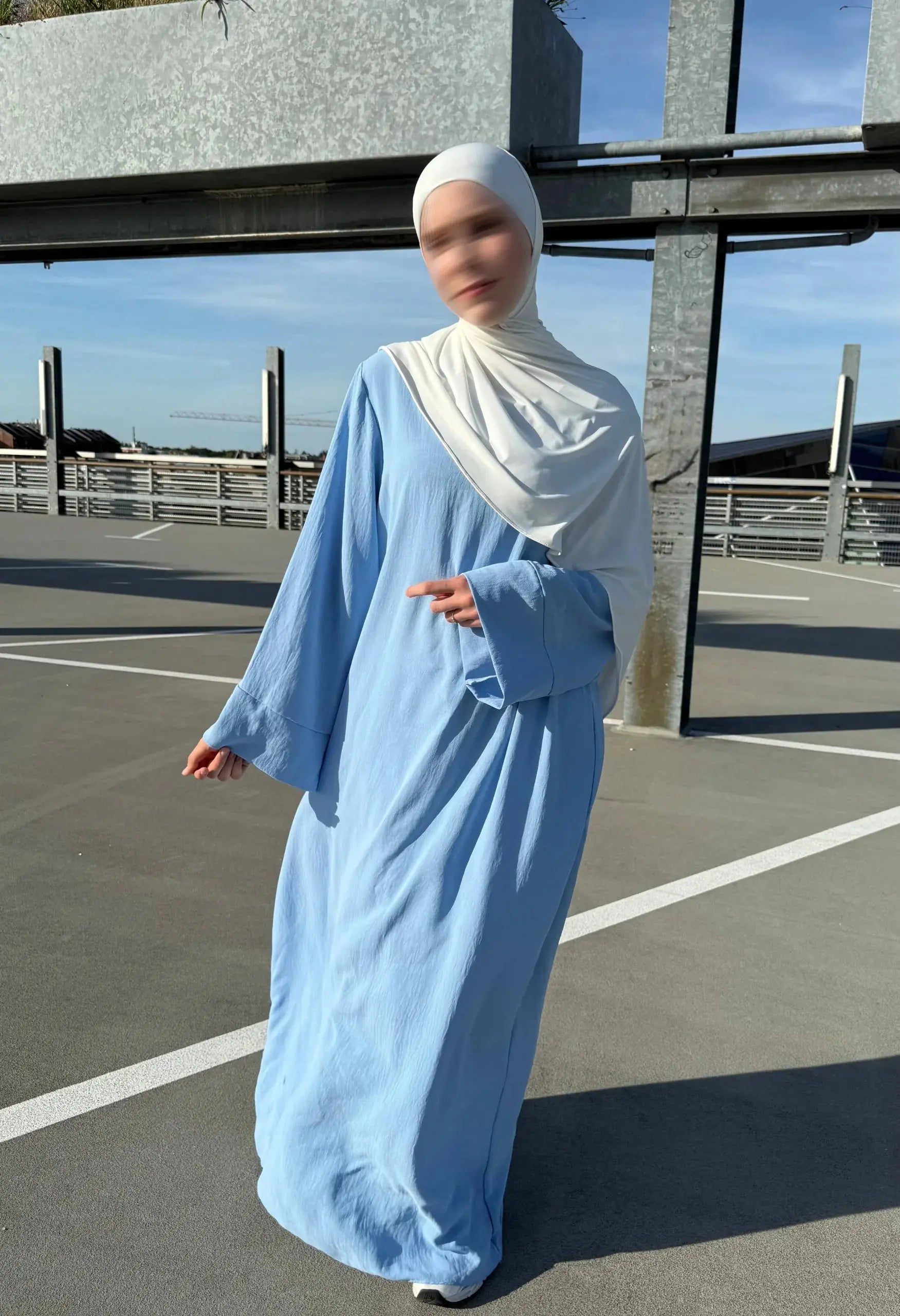 bodenlange abaya aus jazz-stoff mit fließendem fall und langen ärmeln, schlichtes design