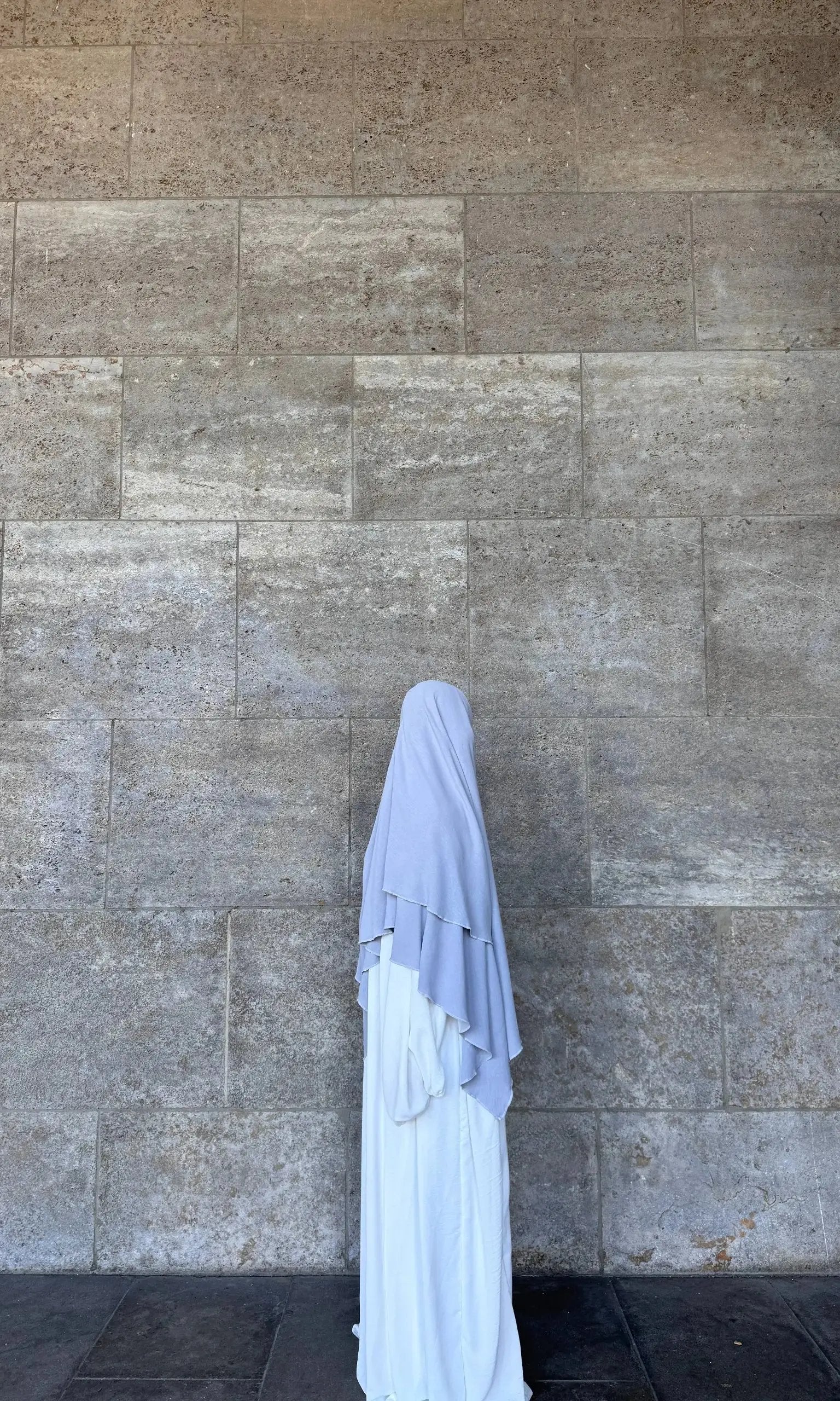 weiße abaya aus jazz-stoff mit sehr weitem fall, bodenlang, seitenansicht