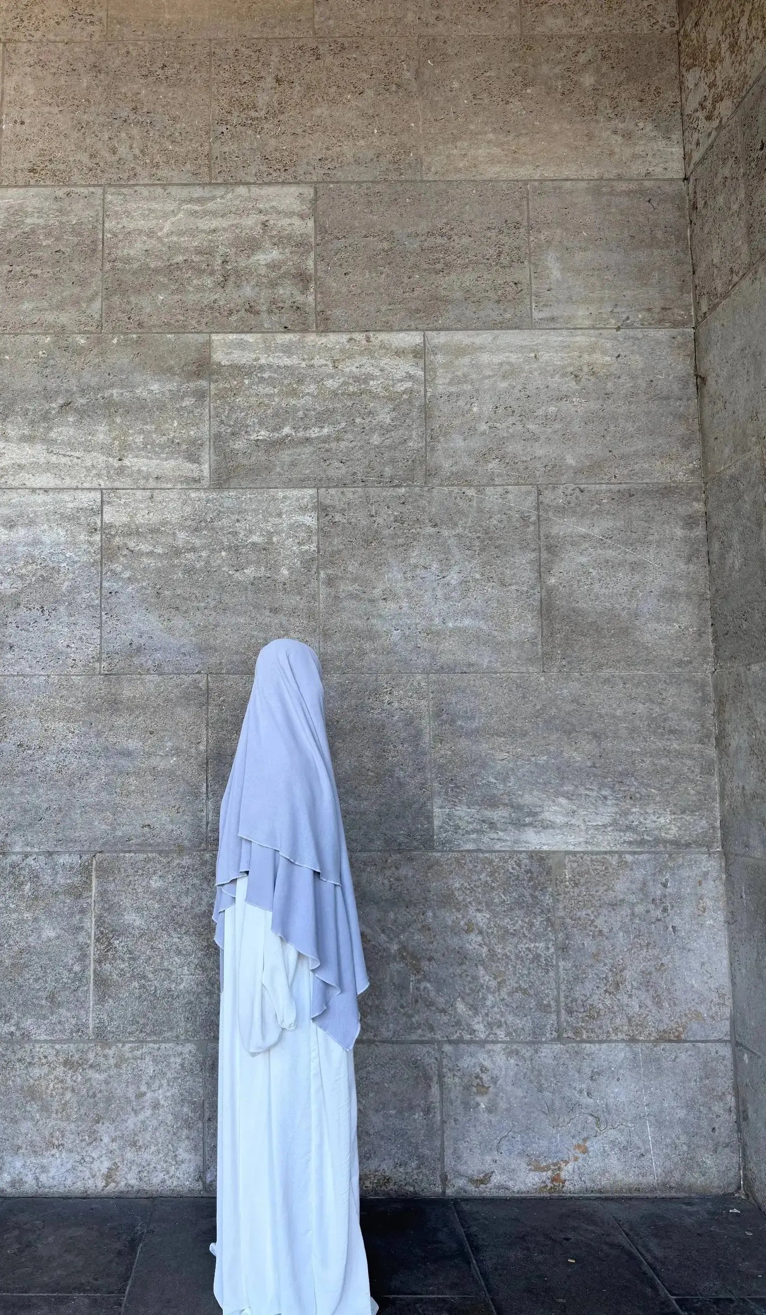 weiße abaya aus jazz-stoff mit sehr weitem fall, bodenlang, seitenansicht