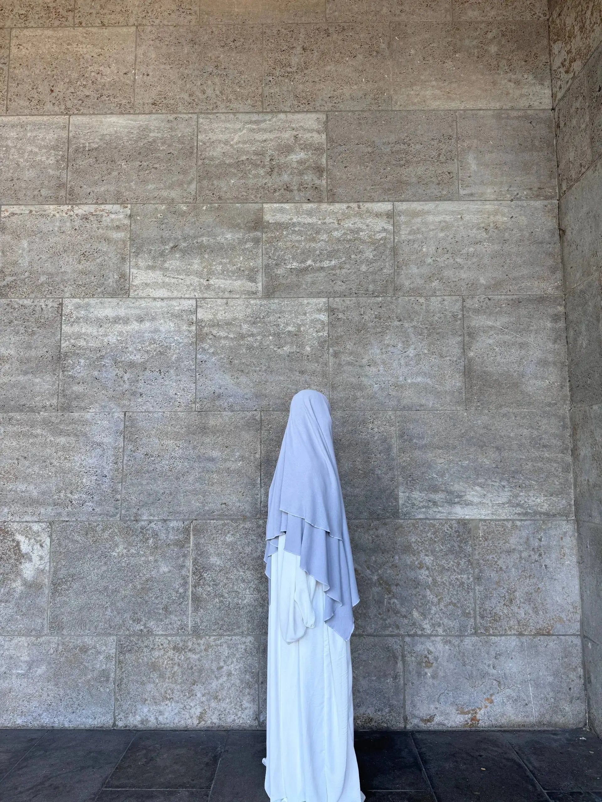 weiße abaya aus jazz-stoff mit sehr weitem fall, bodenlang, seitenansicht