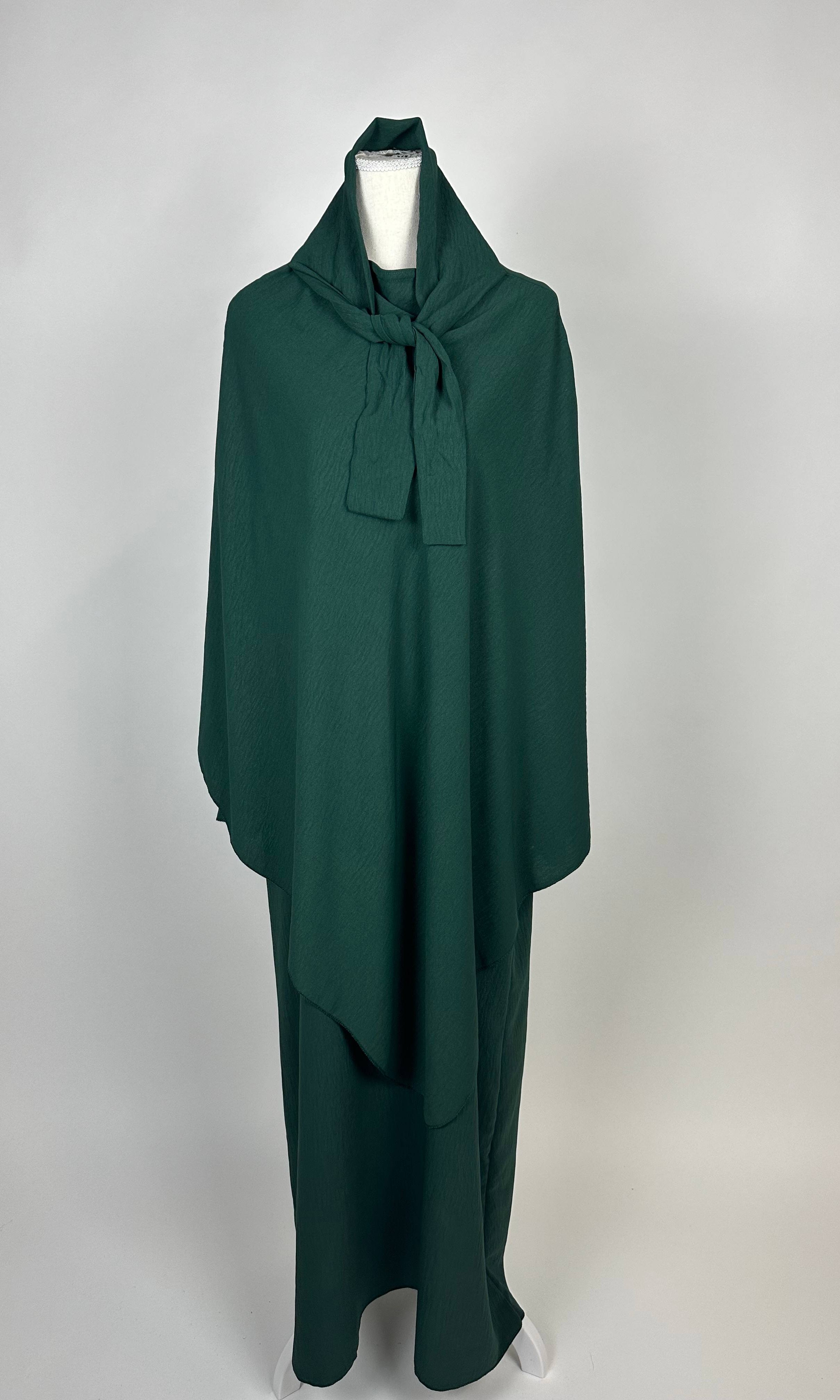 abaya und khimar in dunkelgrün aus jazz-stoff, fließend weit, frontansicht