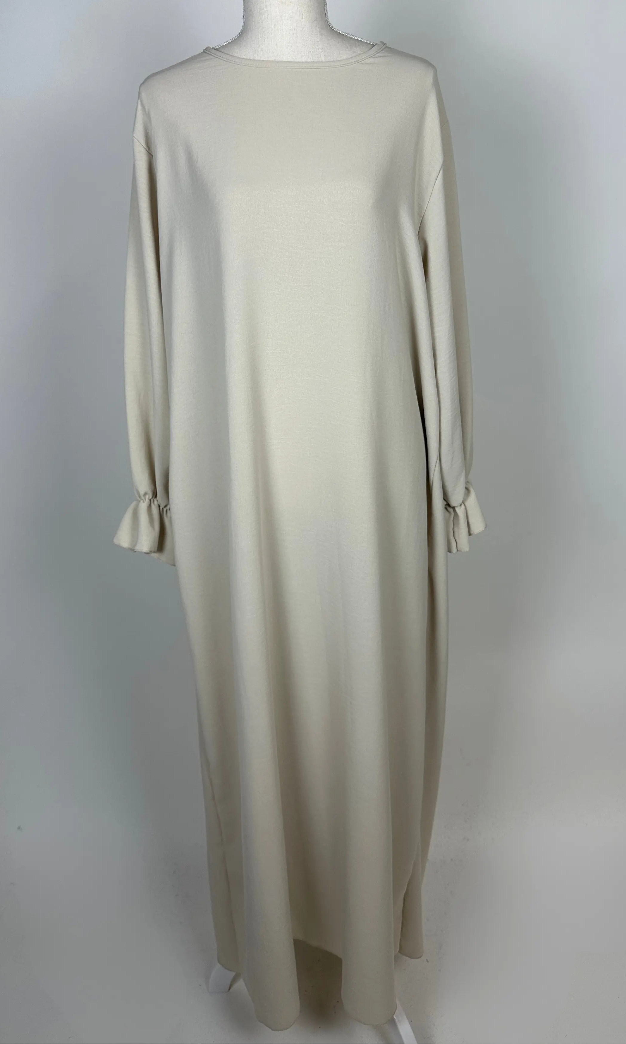 Beige Abaya aus Jazz-Stoff mit Rüschenärmeln und Rundhalsausschnitt, Vorderansicht