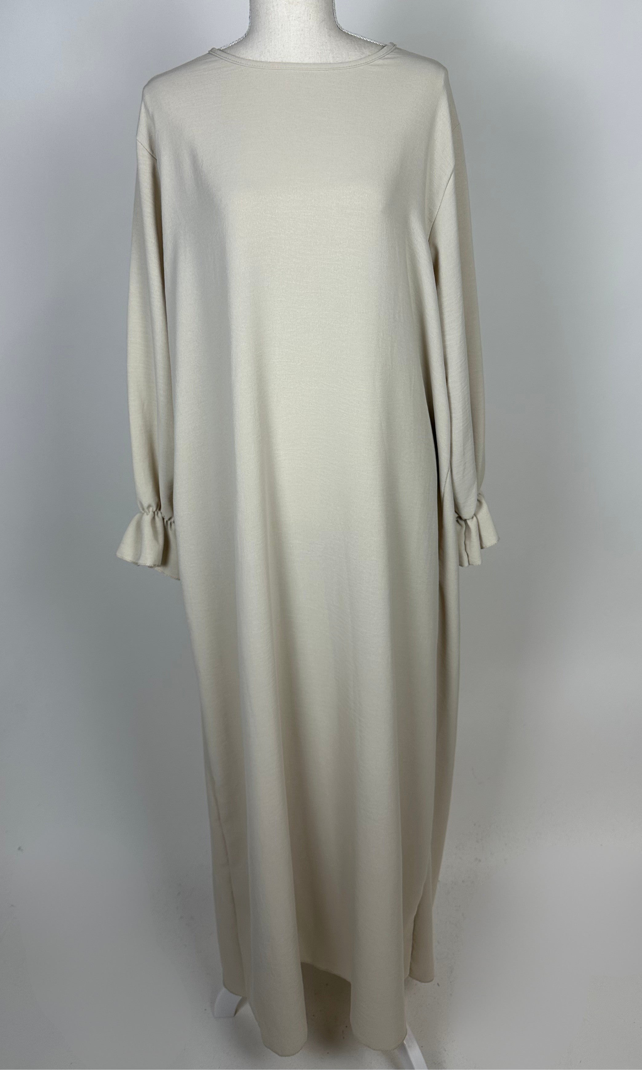 Beige Abaya aus Jazz-Stoff mit Rüschenärmeln und Rundhalsausschnitt, Vorderansicht