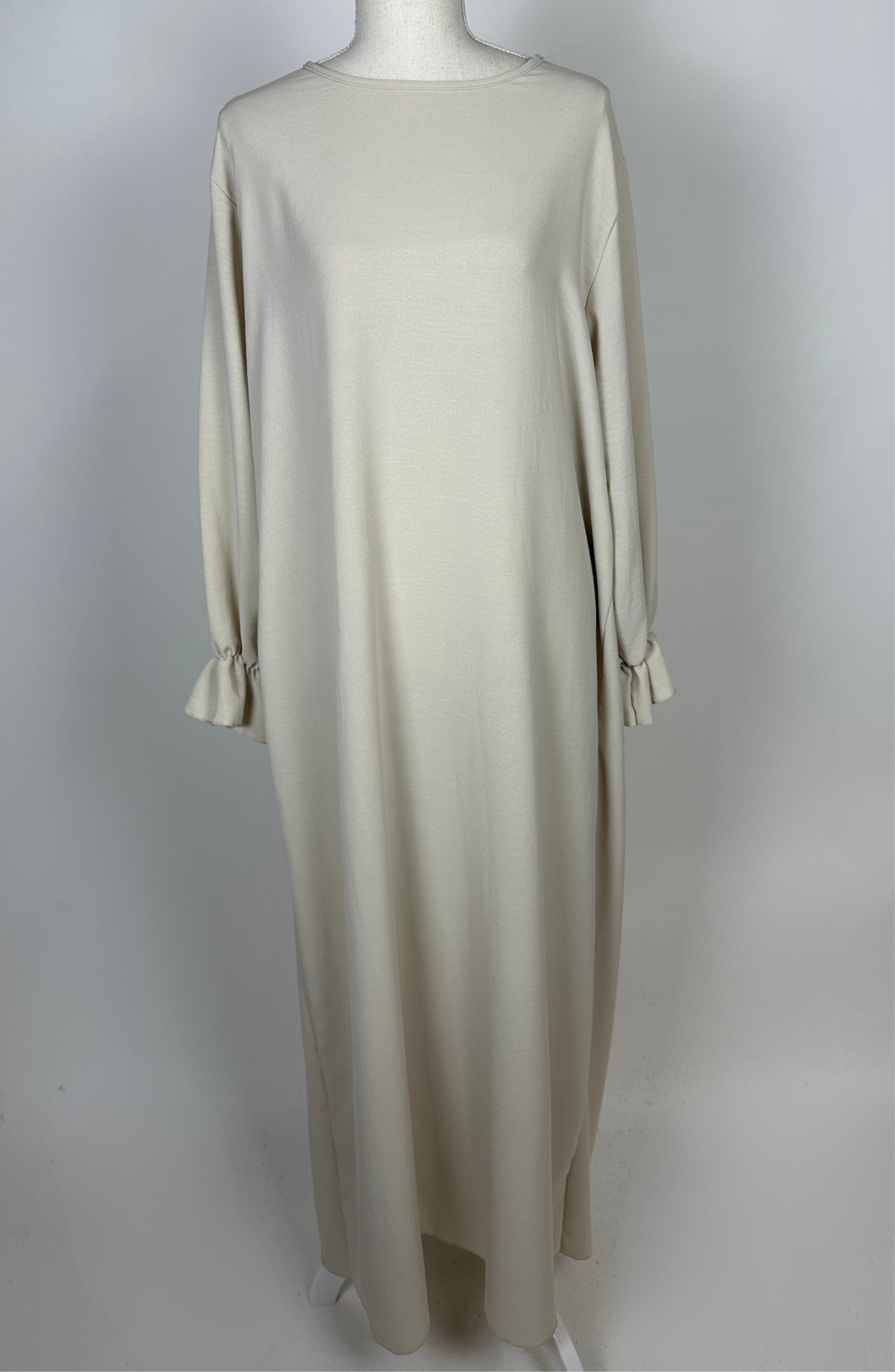 Beige Abaya aus Jazz-Stoff mit Rüschenärmeln und Rundhalsausschnitt, Vorderansicht