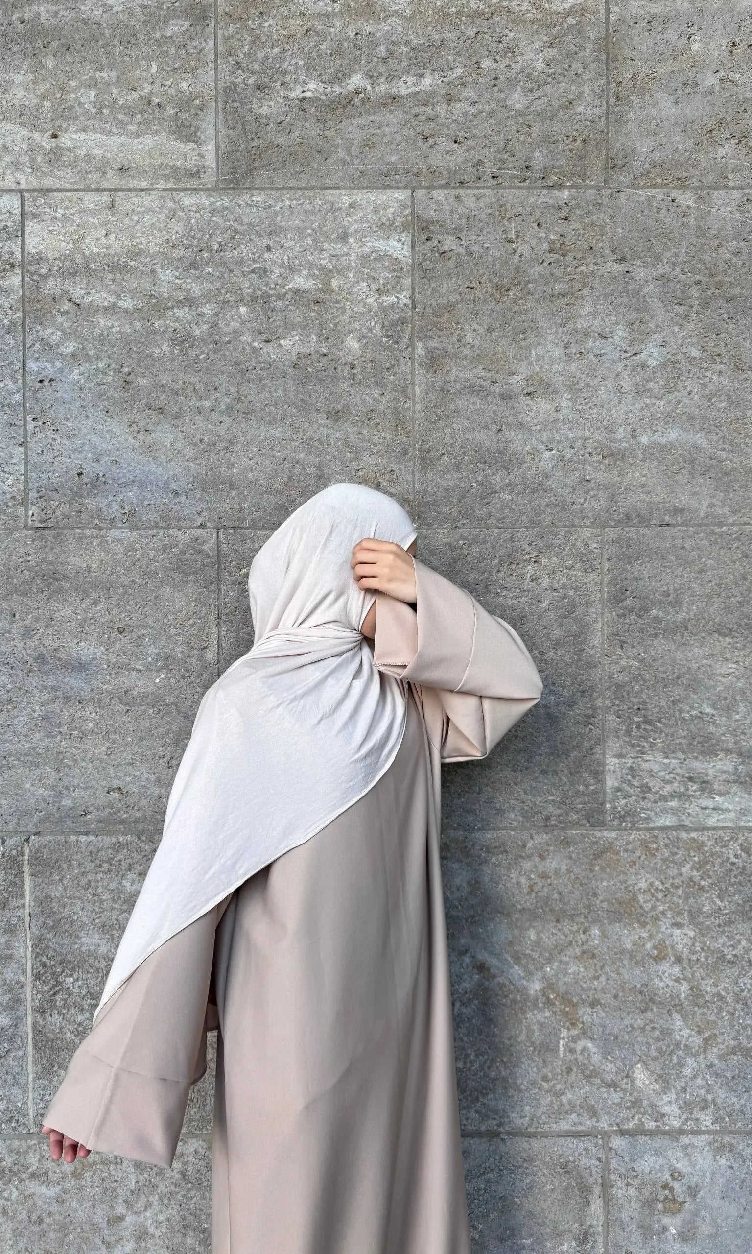 abaya beige aus polyester, oversized passform mit weiten Ärmeln, bodenlang, rückansicht