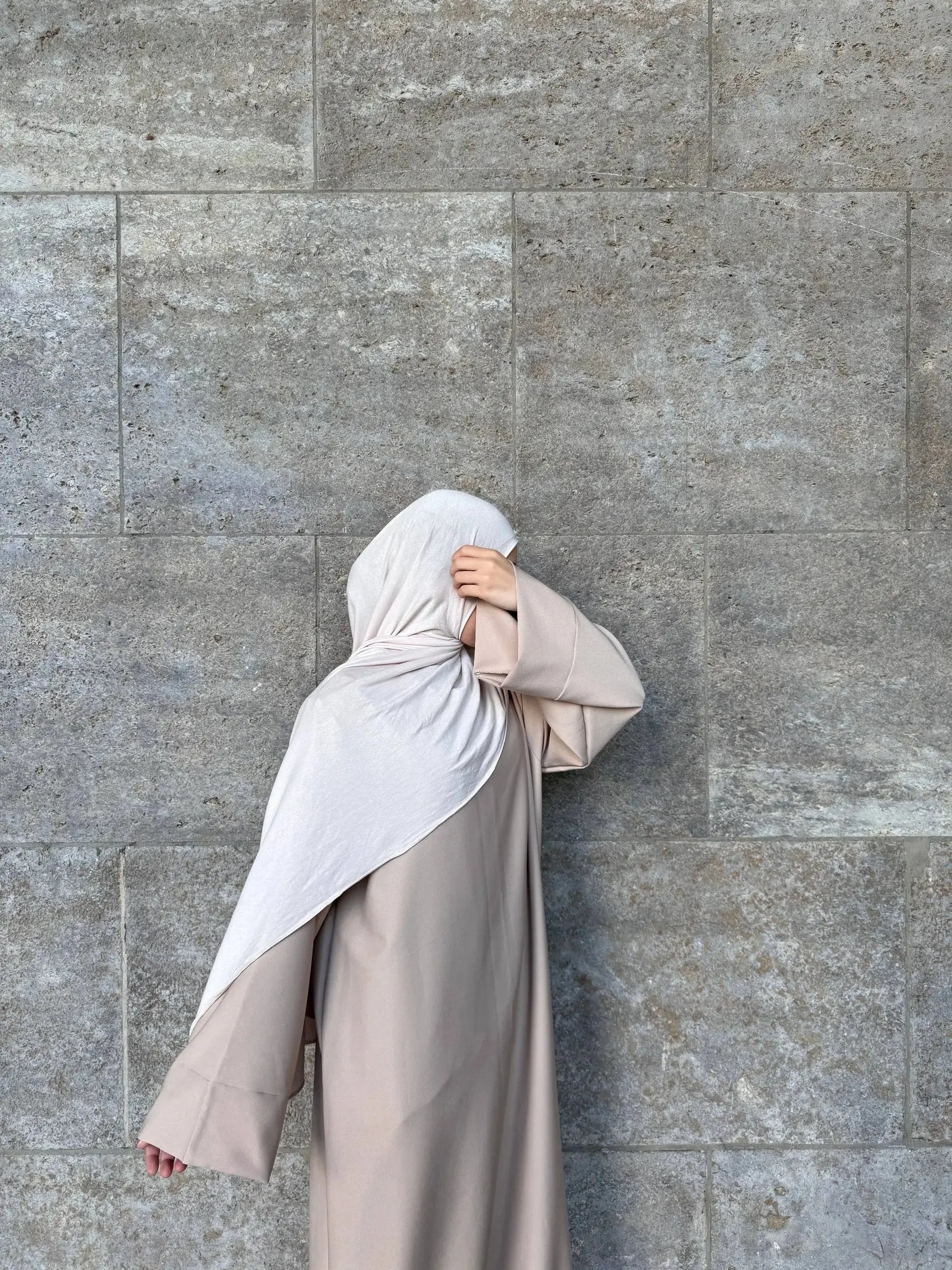 abaya beige aus polyester, oversized passform mit weiten Ärmeln, bodenlang, rückansicht