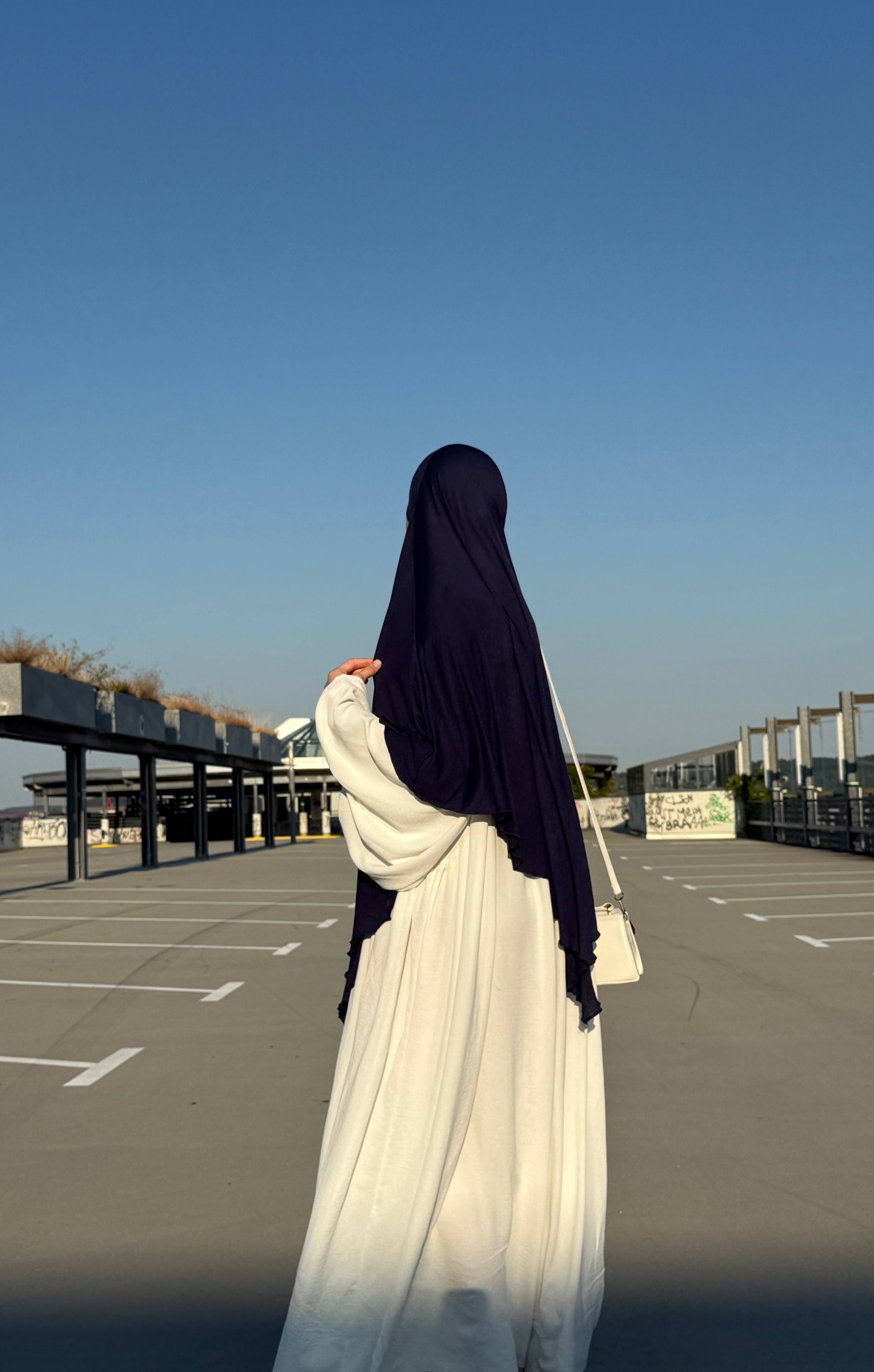 Der Jersey Khimar aus dunkelblauem Viskose‑Elastan‑Jersey ist in Rückenansicht dargestellt.