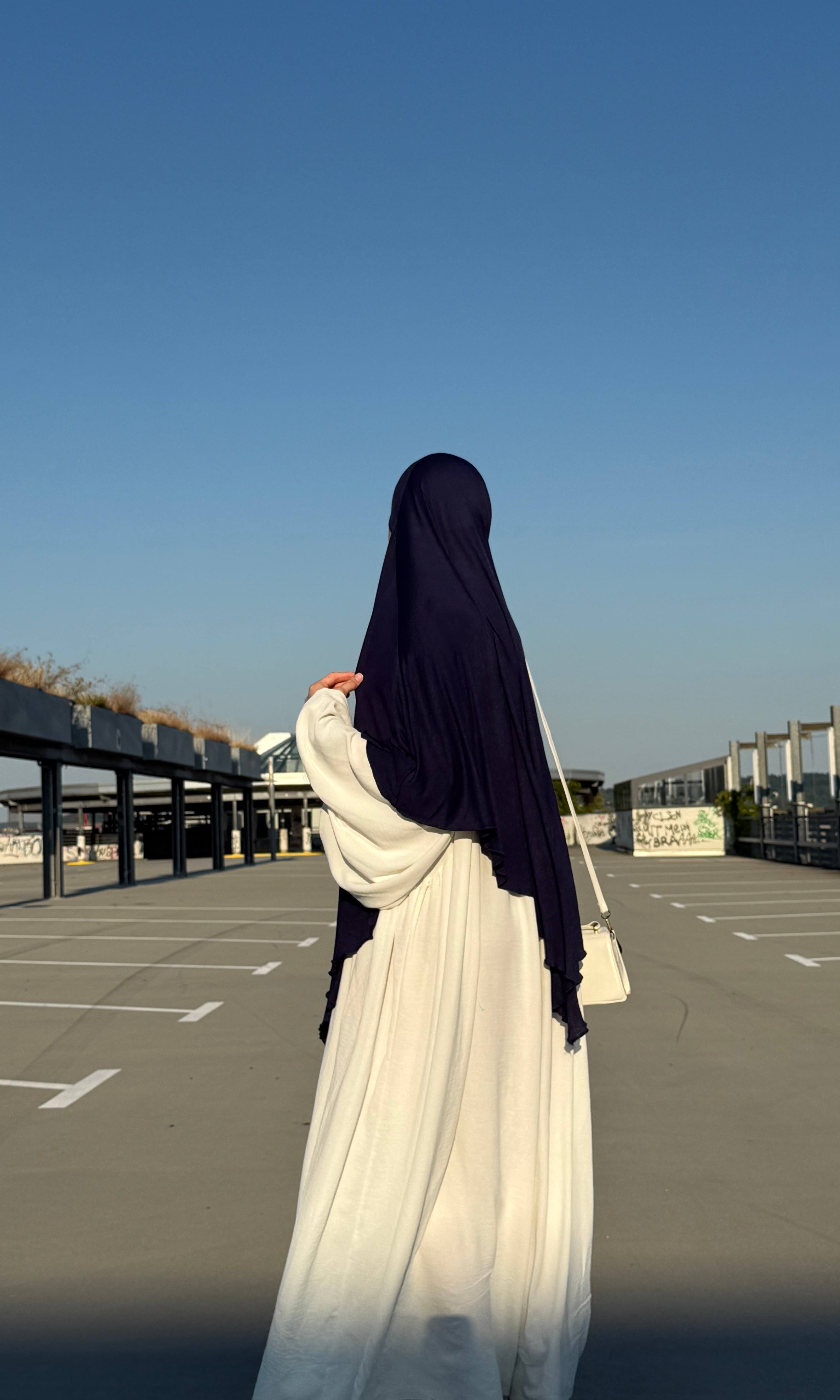 Der Jersey Khimar aus dunkelblauem Viskose‑Elastan‑Jersey ist in Rückenansicht dargestellt.