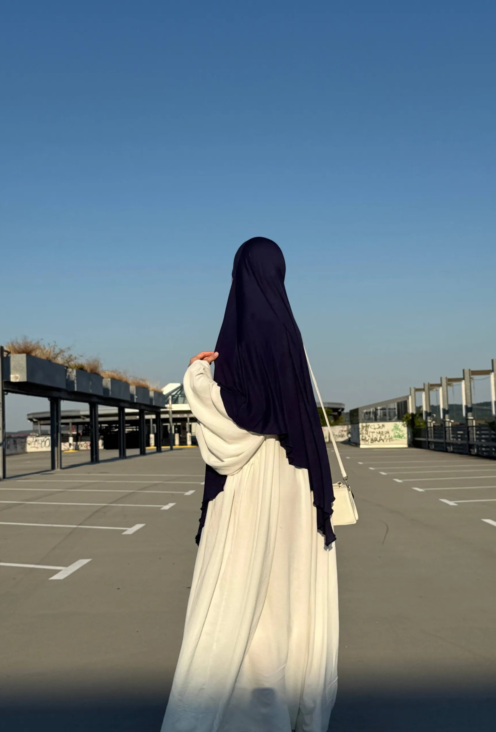 Der Jersey Khimar aus dunkelblauem Viskose‑Elastan‑Jersey ist in Rückenansicht dargestellt.