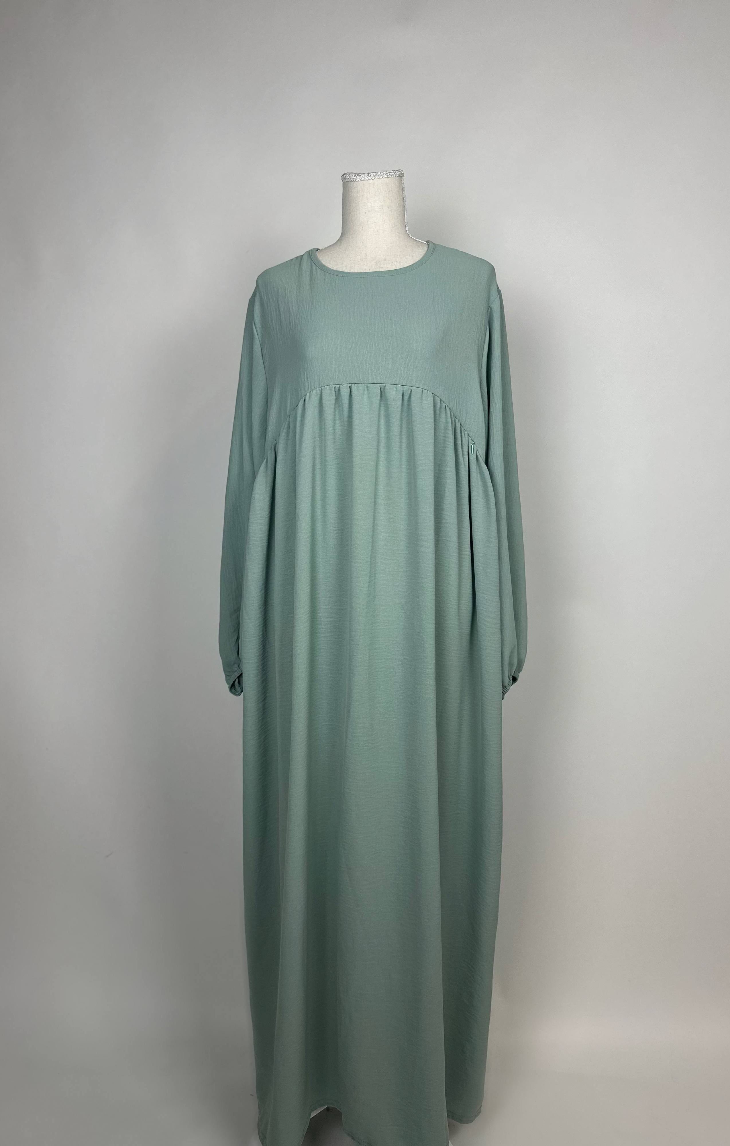Salbeigrüne Abaya aus Jazzstoff mit Stillfunktion und hoher Empire-Naht, gezeigt in Vorderansicht