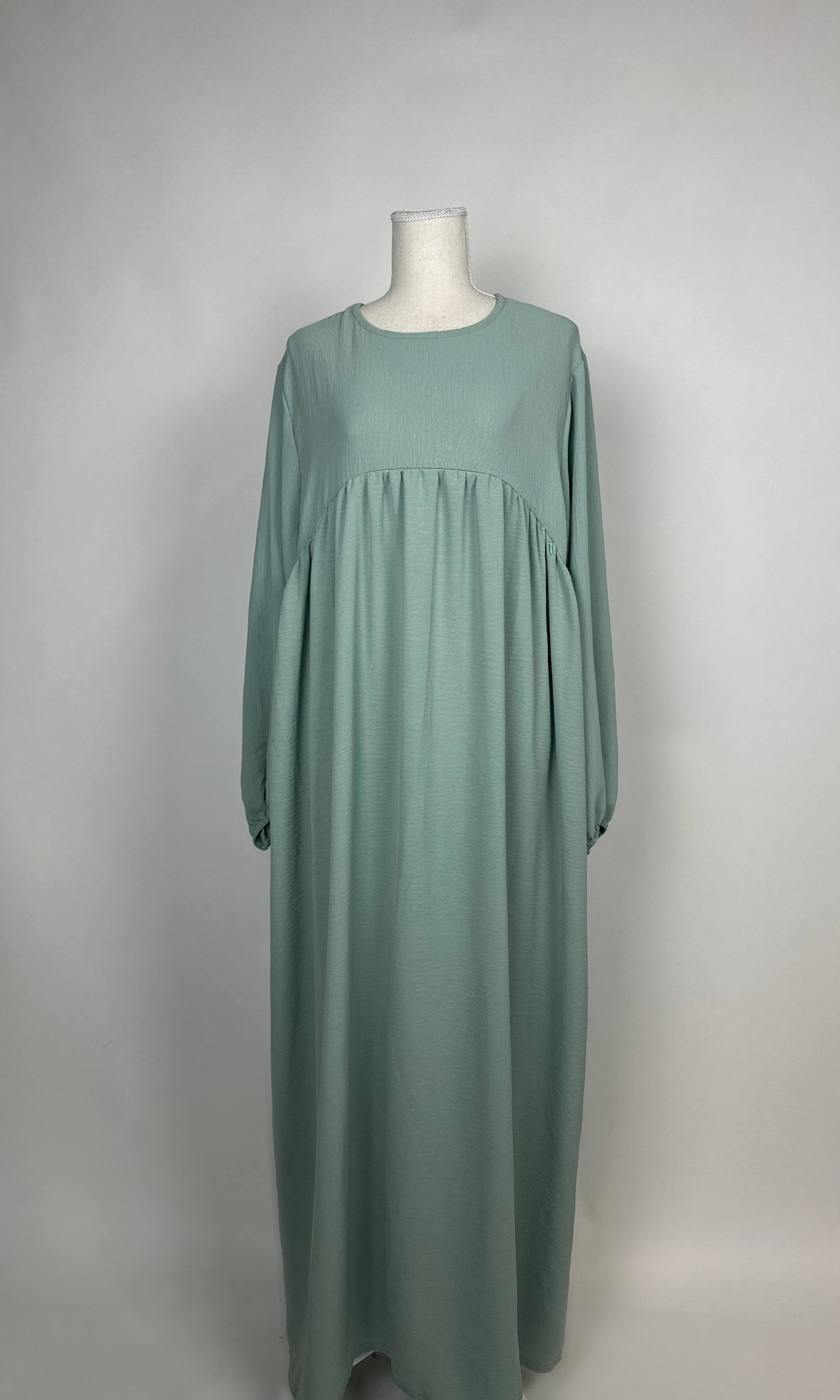 Salbeigrüne Abaya aus Jazzstoff mit Stillfunktion und hoher Empire-Naht, gezeigt in Vorderansicht
