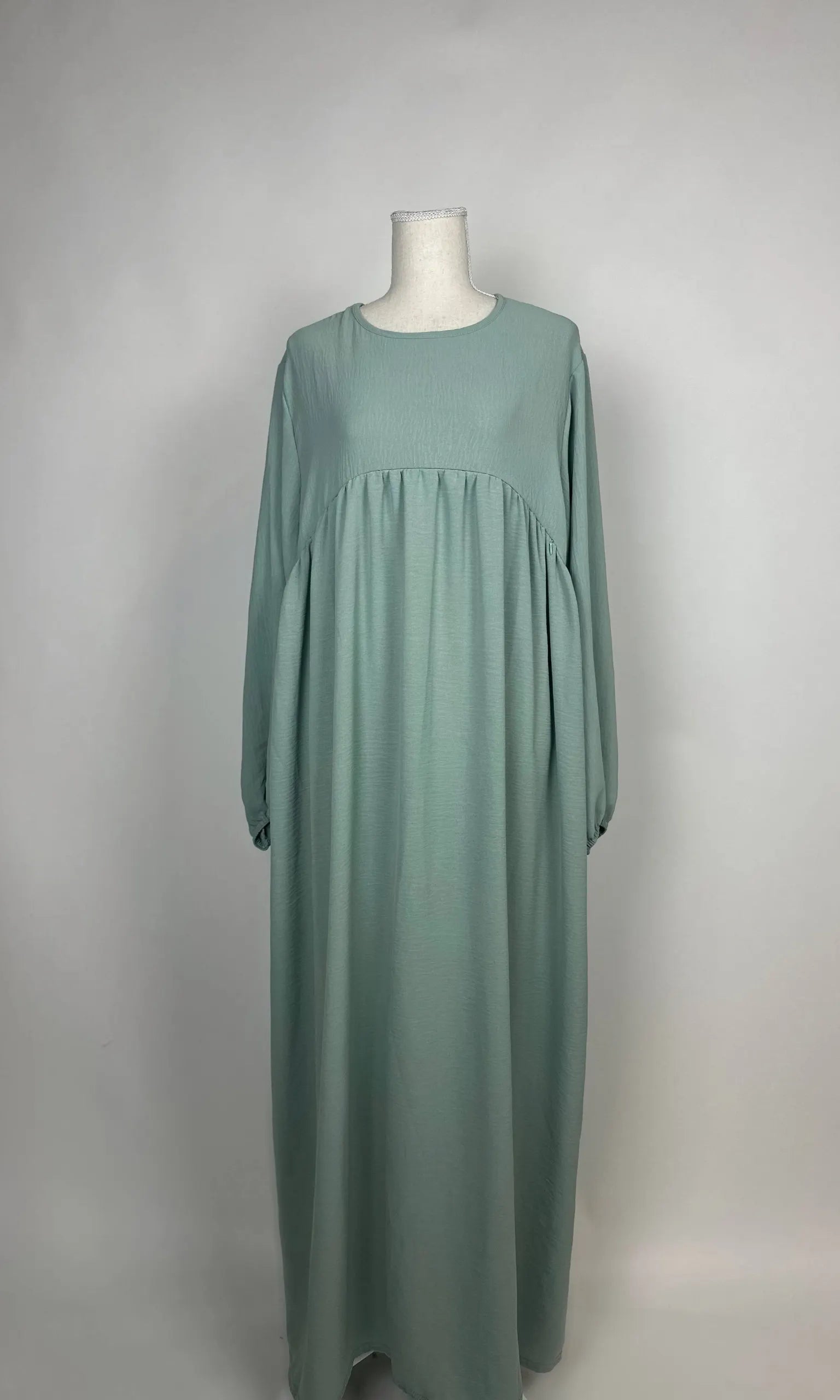Salbeigrüne Abaya aus Jazzstoff mit Stillfunktion und hoher Empire-Naht, gezeigt in Vorderansicht