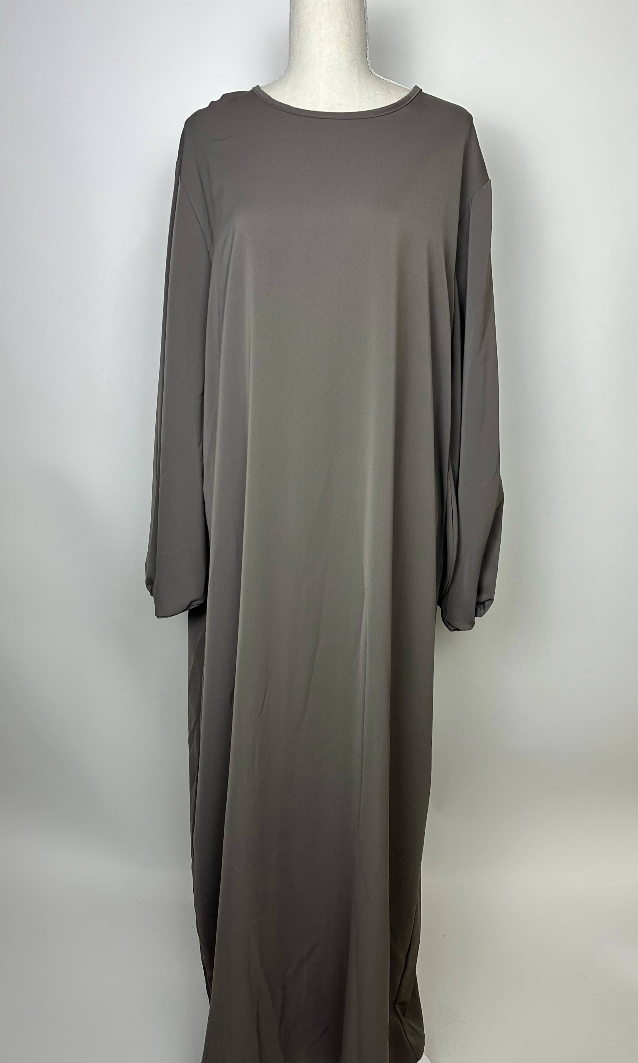 Taupefarbene Abaya aus Medina-Seide mit Ballonärmeln, Vorderansicht