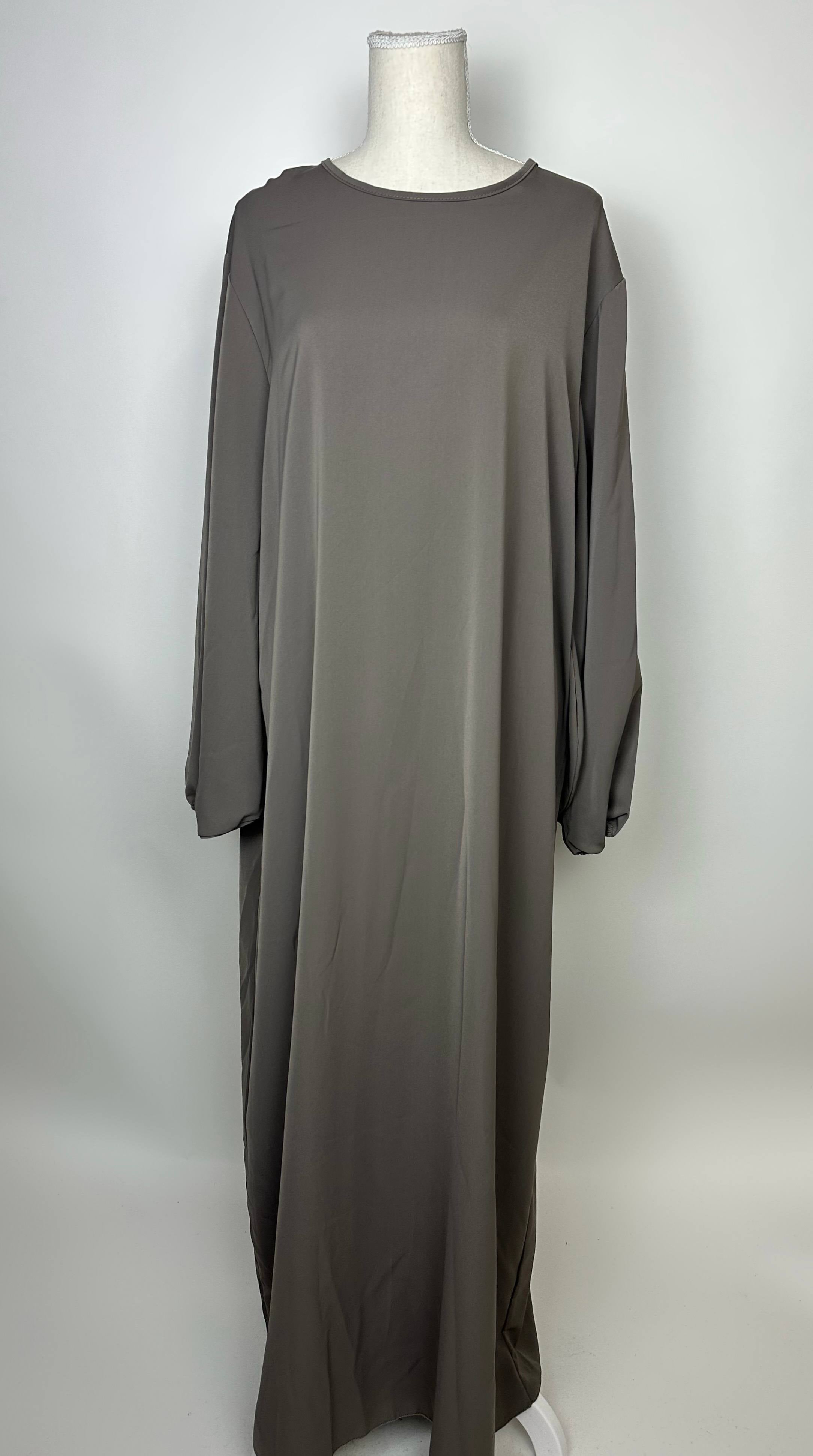 Taupefarbene Abaya aus Medina-Seide mit Ballonärmeln, Vorderansicht