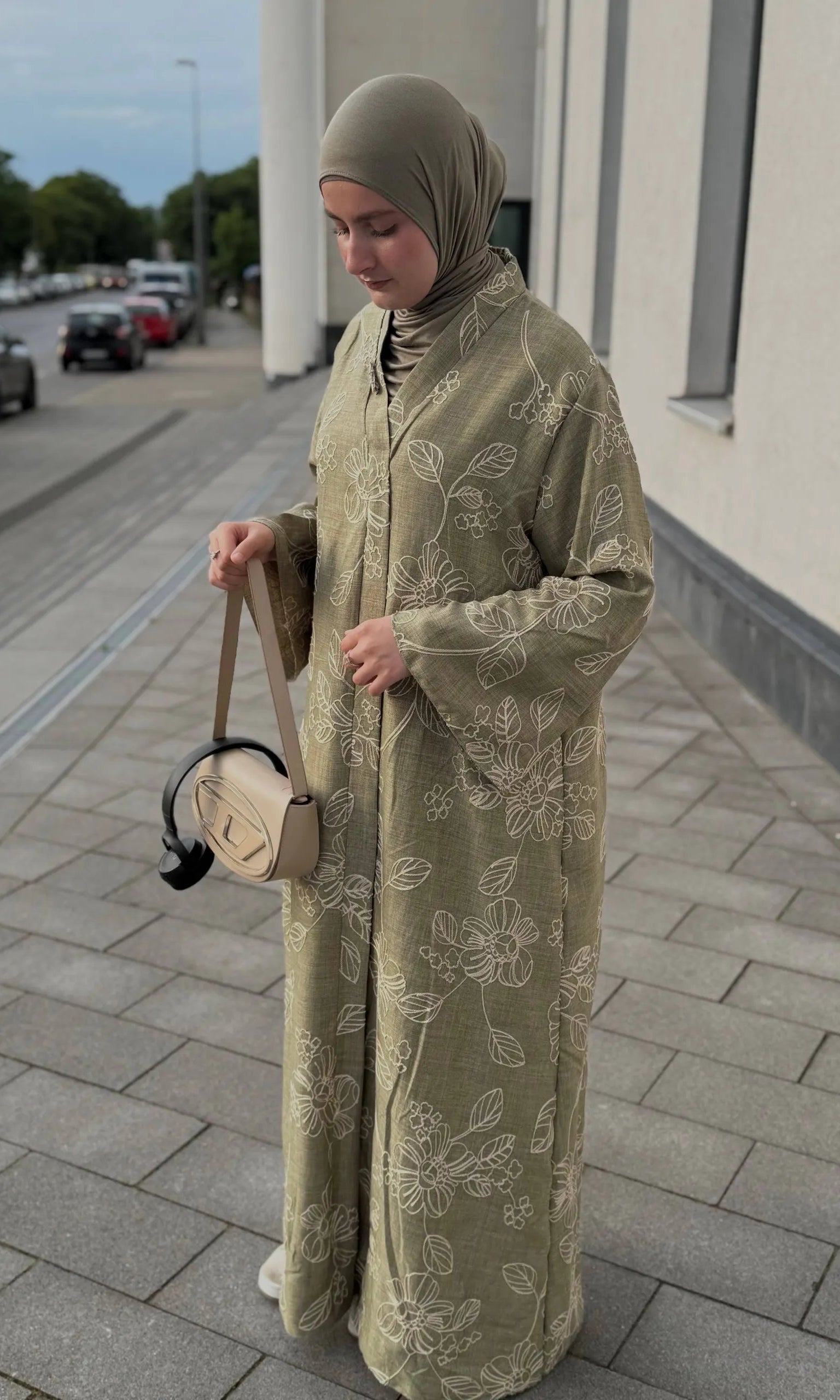 Olivegrüner Kimono aus Leinenlook mit floraler Stickoptik und weiten Ärmeln, seitliche Ansicht.