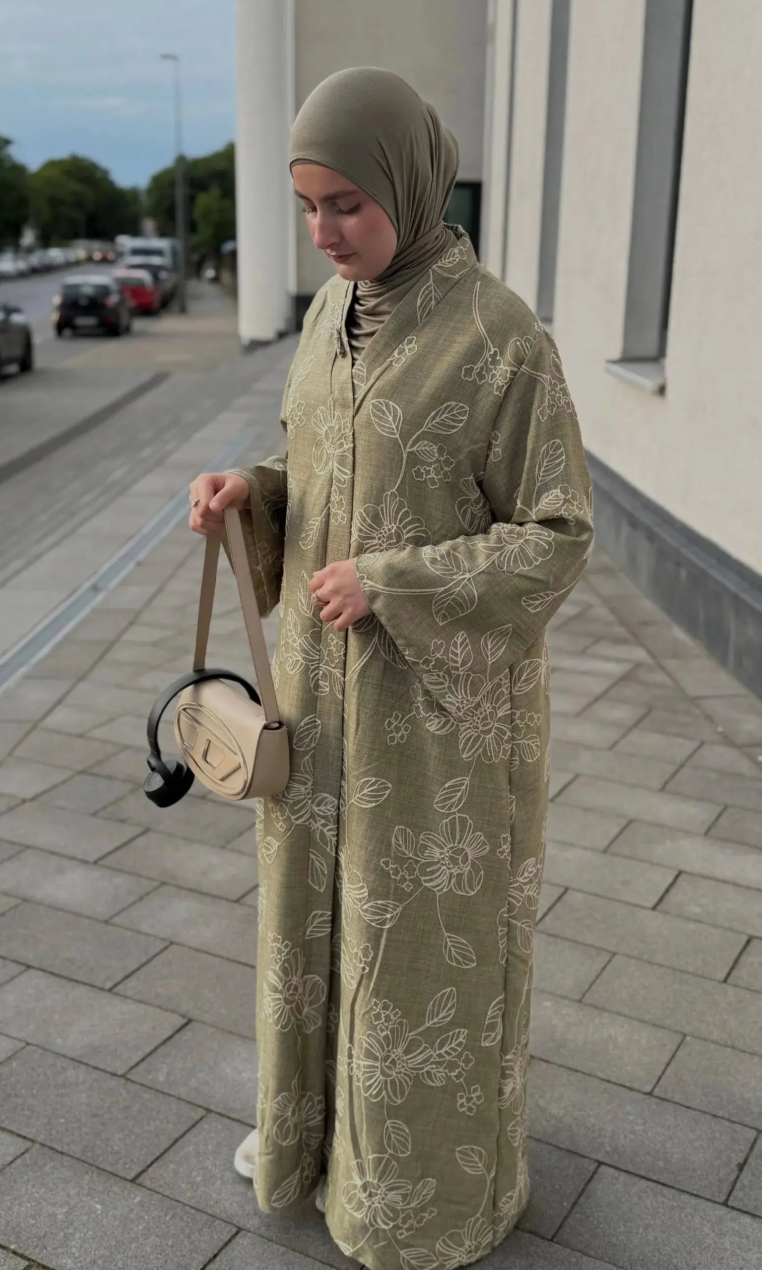 Olivegrüner Kimono aus Leinenlook mit floraler Stickoptik und weiten Ärmeln, seitliche Ansicht.