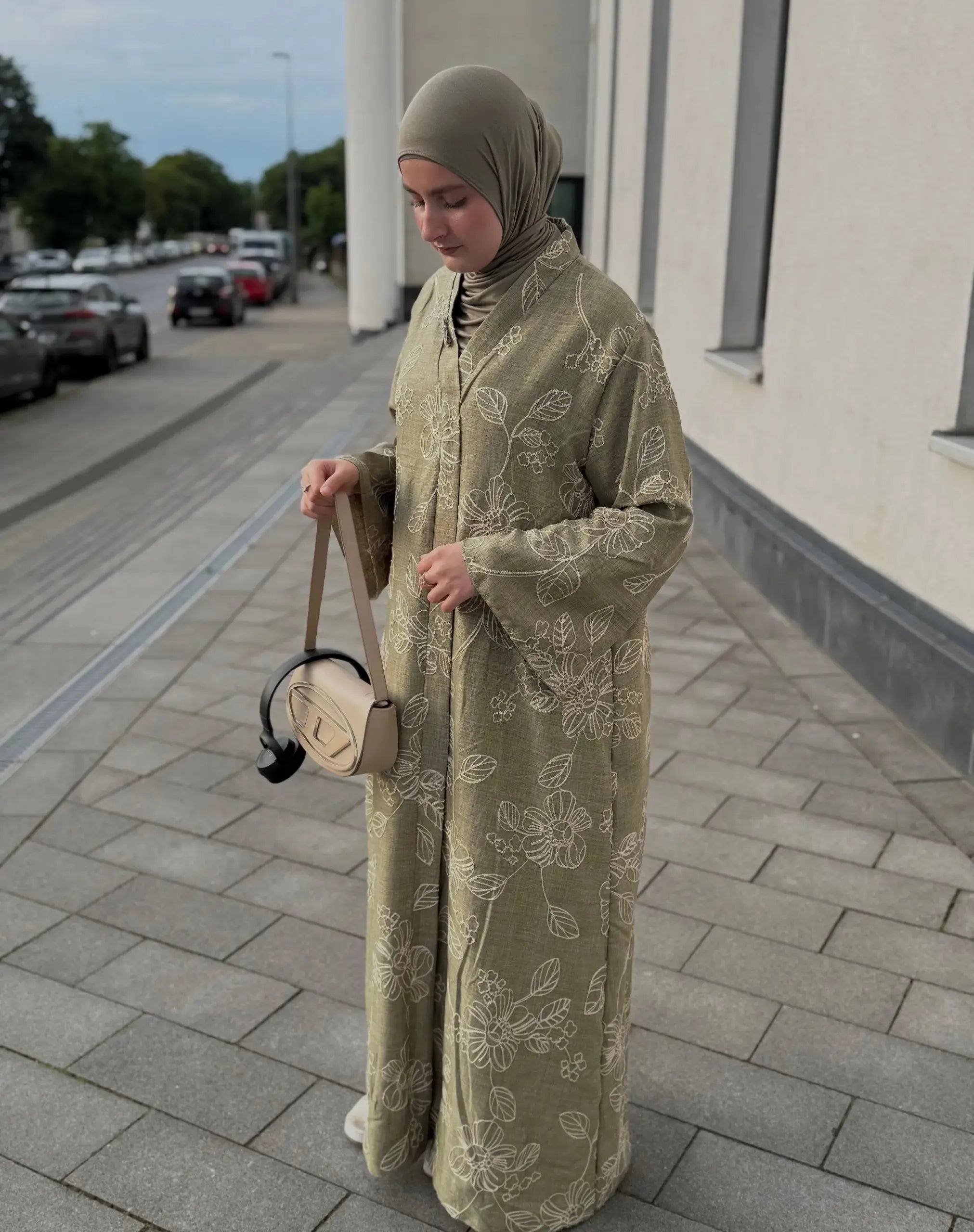 Olivegrüner Kimono aus Leinenlook mit floraler Stickoptik und weiten Ärmeln, seitliche Ansicht.
