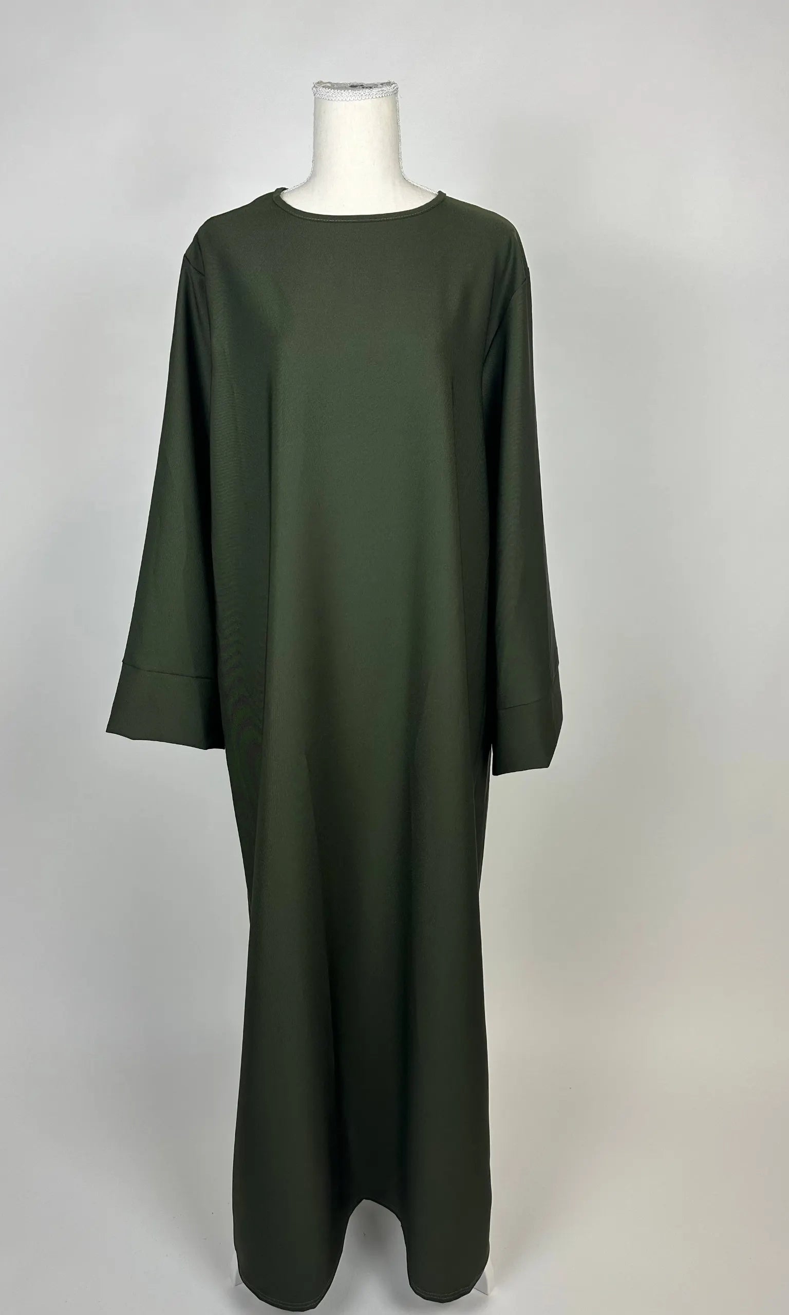 Dunkelgrüne Abaya aus Polyester, weiter Schnitt mit langen Ärmeln und rundem Ausschnitt, Vorderansicht