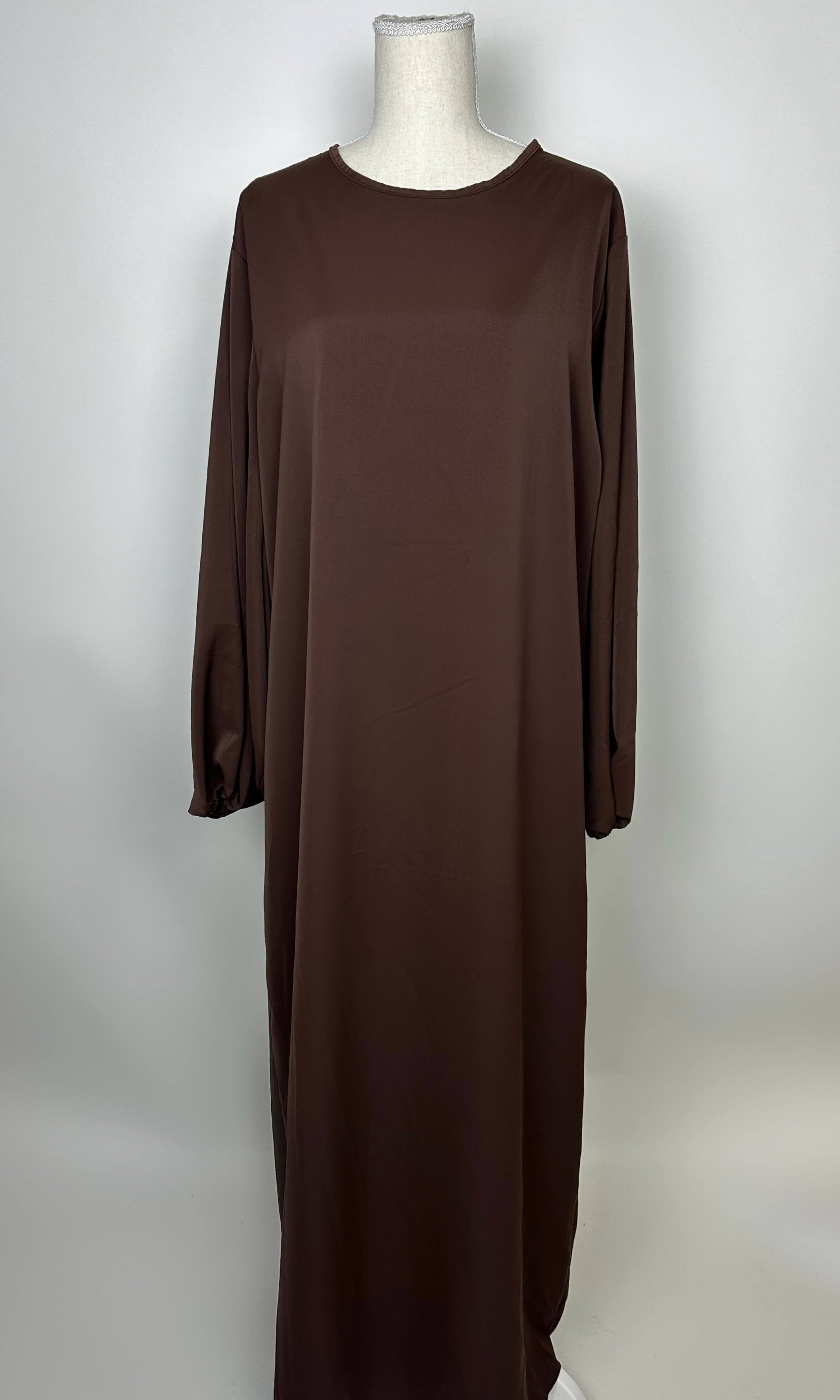 Dunkelbraune Abaya aus Medina-Seide mit dezenten Ballonärmeln ist in Vorderansicht zu sehen.