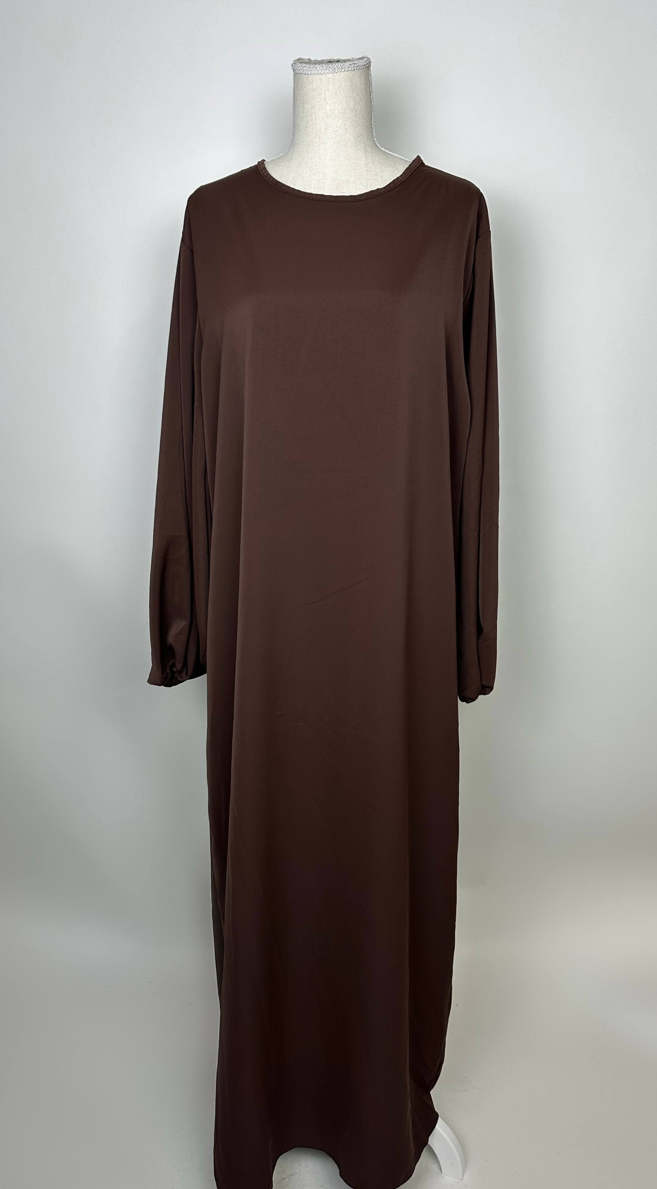 Dunkelbraune Abaya aus Medina-Seide mit dezenten Ballonärmeln ist in Vorderansicht zu sehen.