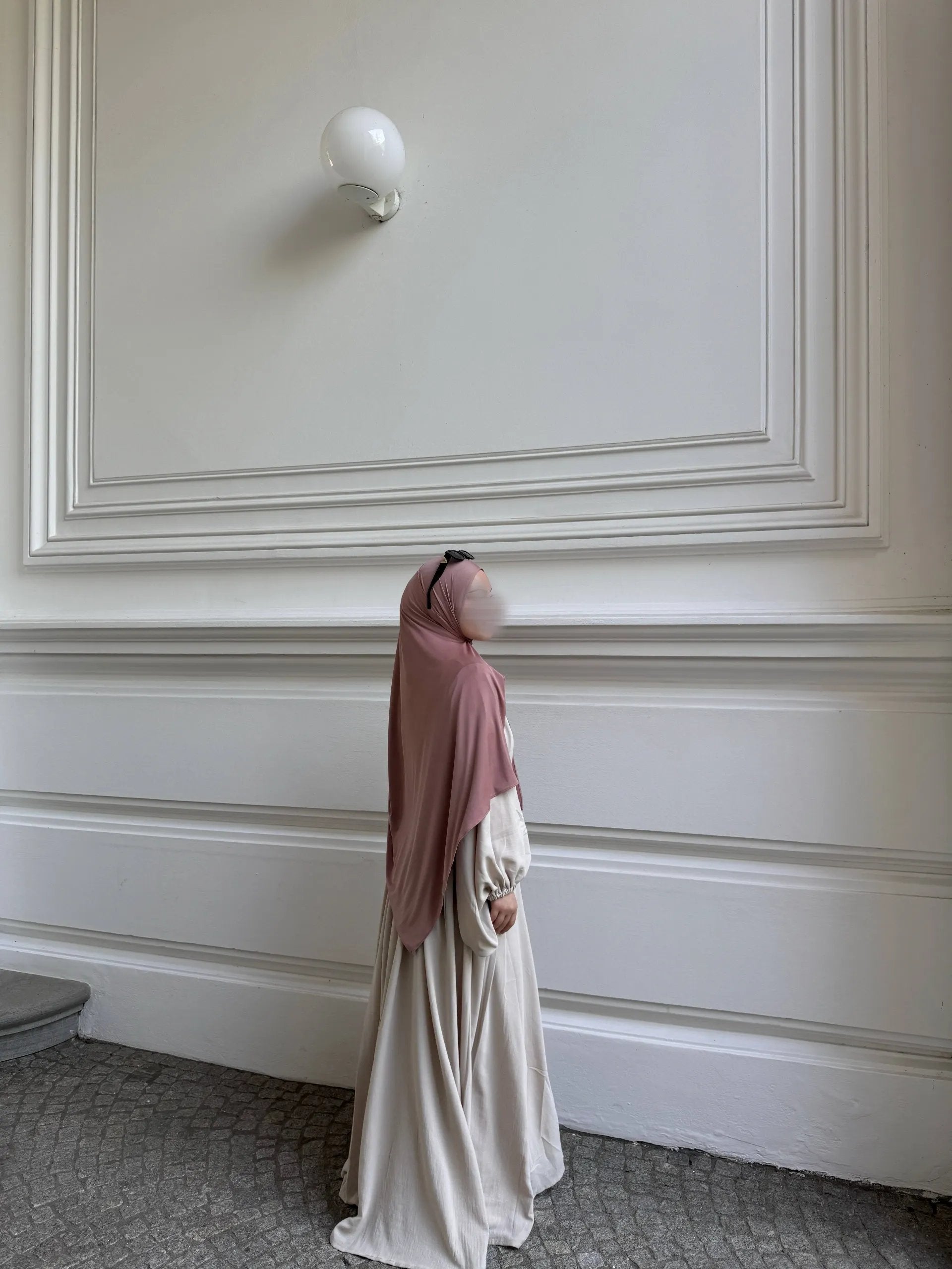 Cremefarbene Abaya aus Jazz-Stoff mit weiten Ballonärmeln und sehr weitem Fall, Seitenansicht