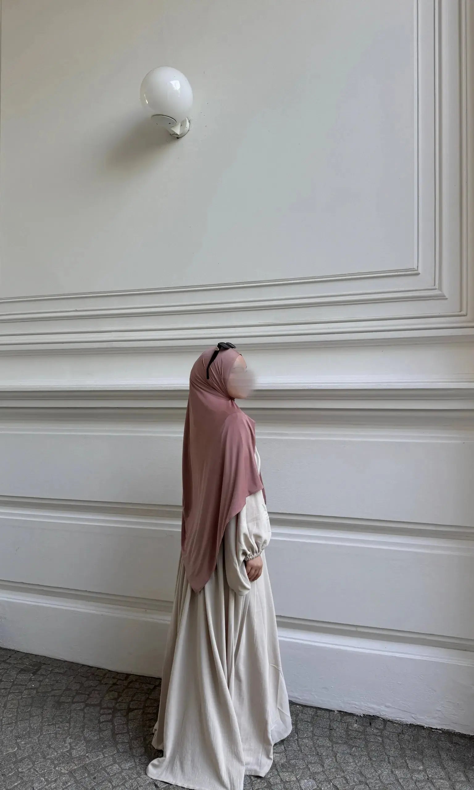 Cremefarbene Abaya aus Jazz-Stoff mit weiten Ballonärmeln und sehr weitem Fall, Seitenansicht