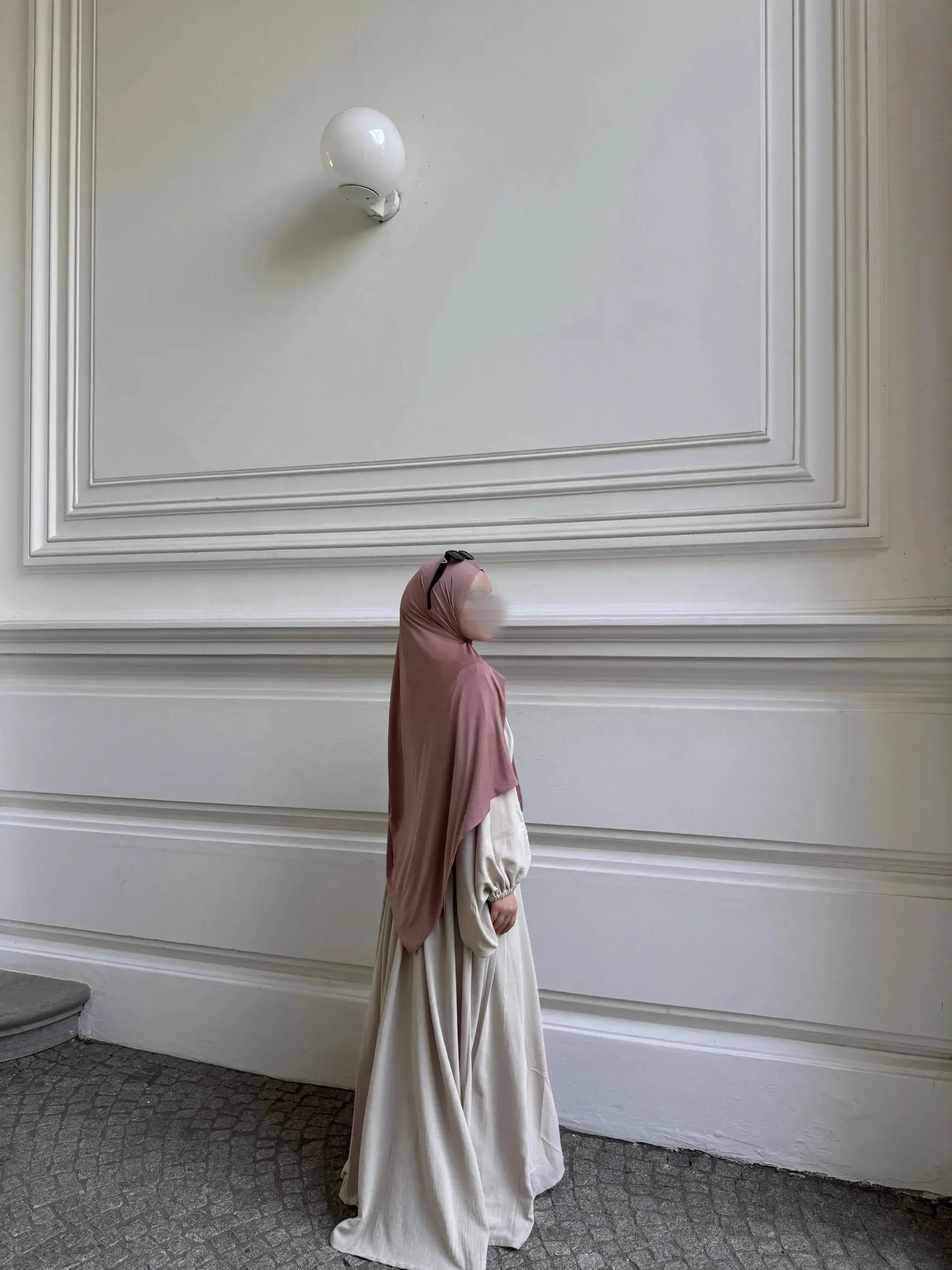 Cremefarbene Abaya aus Jazz-Stoff mit weiten Ballonärmeln und sehr weitem Fall, Seitenansicht