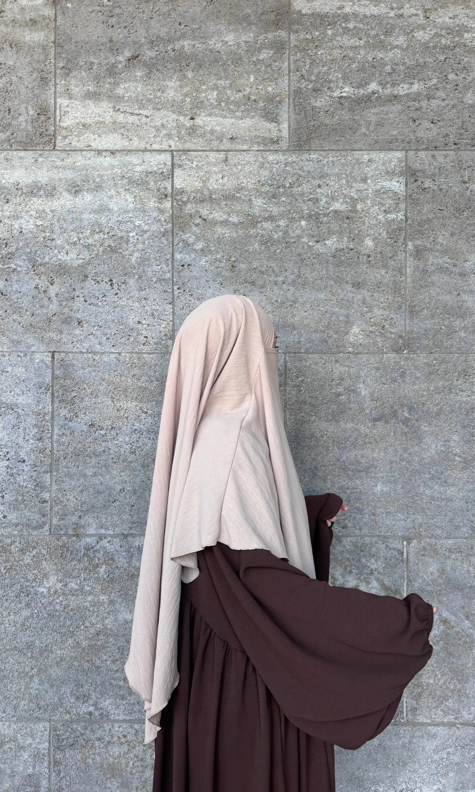 Abaya dunkelbraun aus luftigem Jazz Stoff mit weiten Ballonärmeln, Seitenansicht