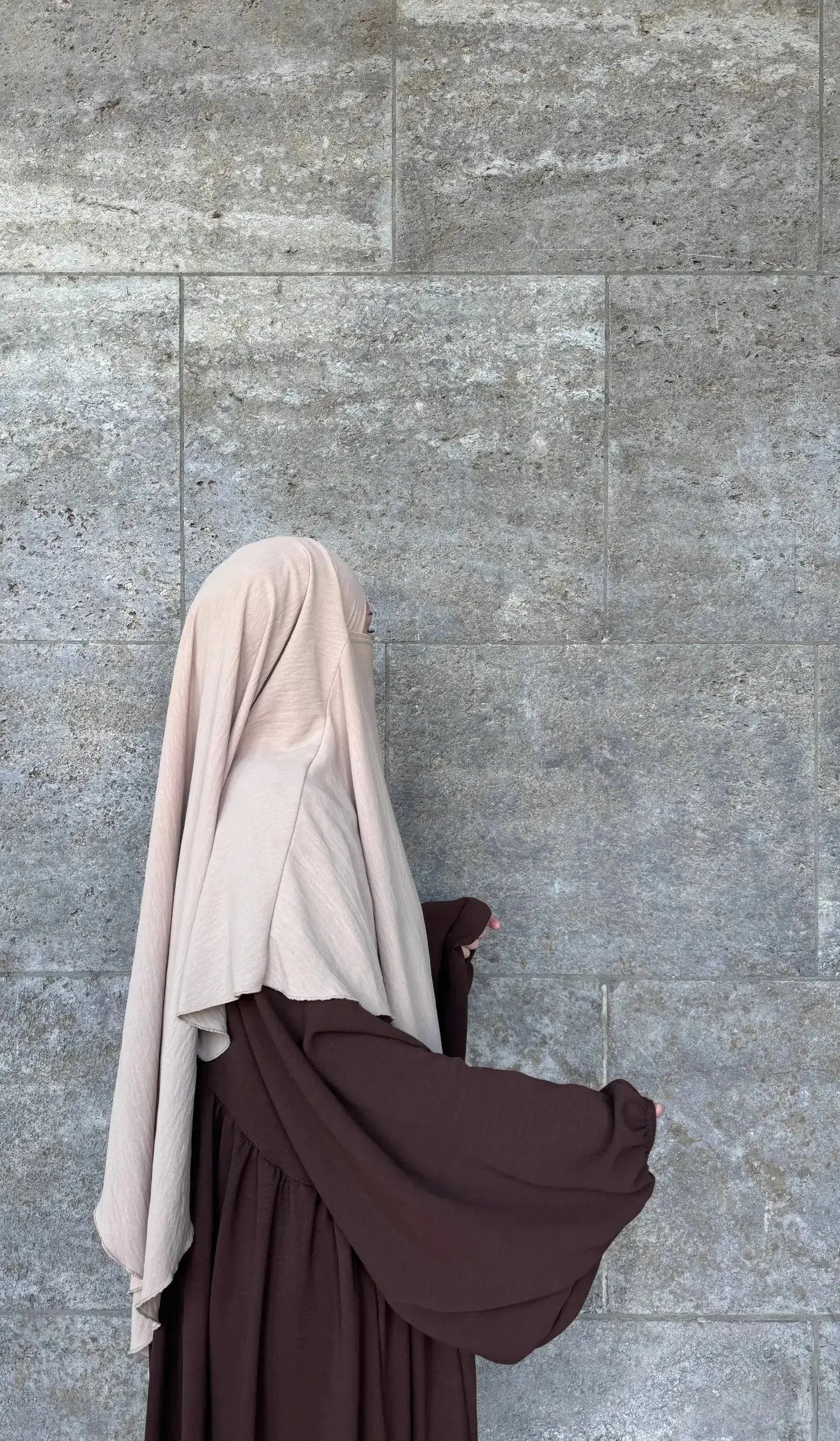 Abaya dunkelbraun aus luftigem Jazz Stoff mit weiten Ballonärmeln, Seitenansicht