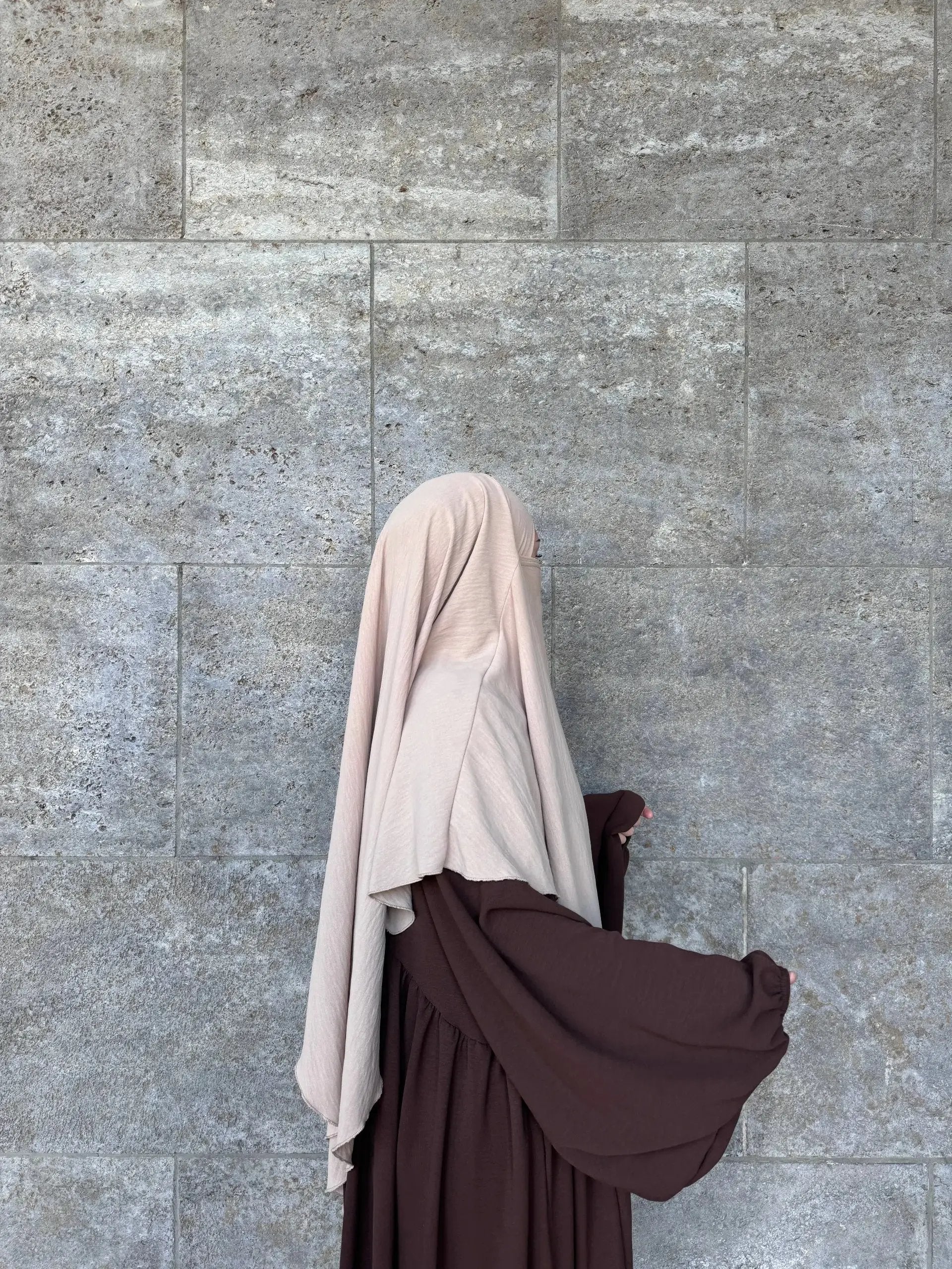 Abaya dunkelbraun aus luftigem Jazz Stoff mit weiten Ballonärmeln, Seitenansicht