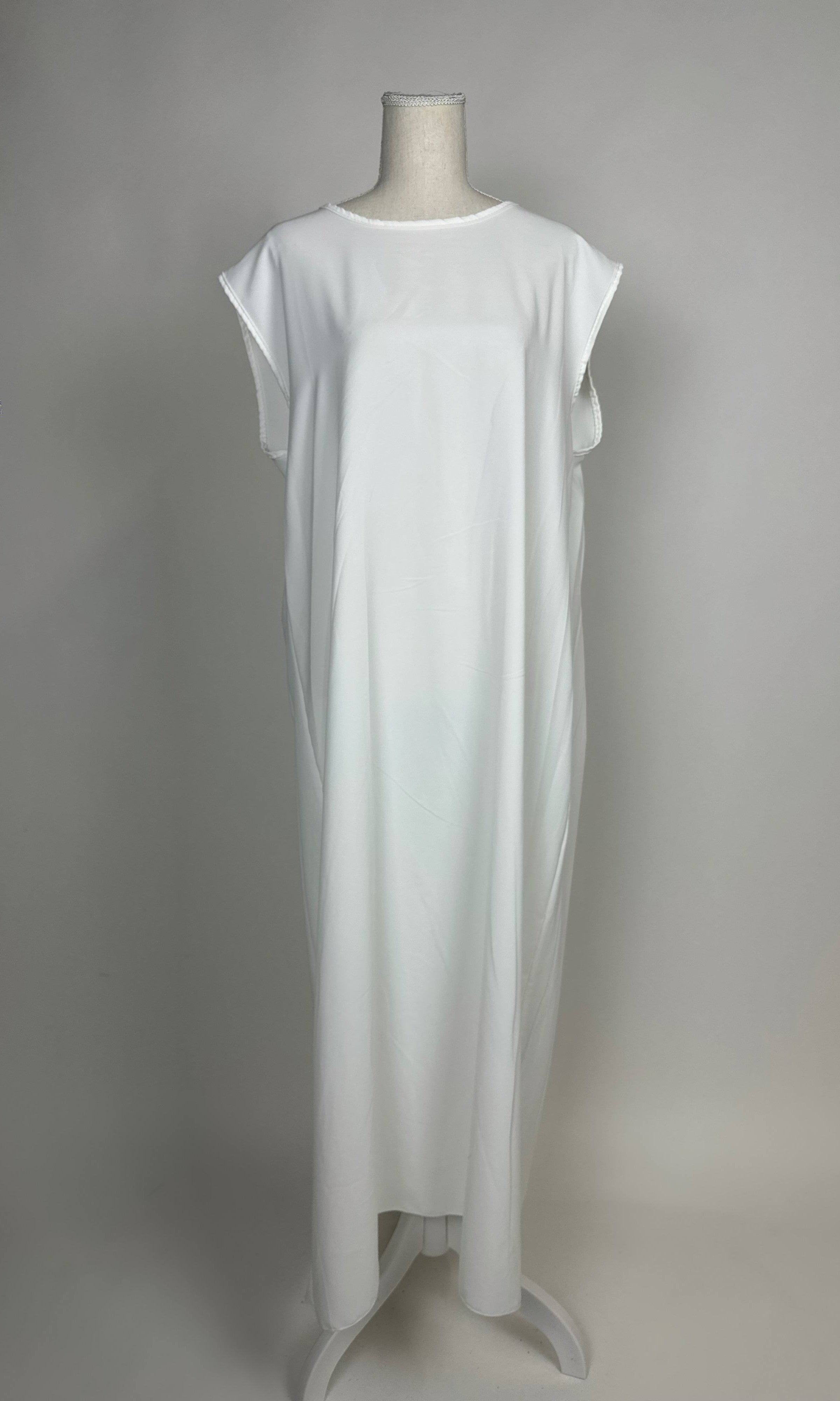 Weißes bodenlanges Abaya-Unterkleid mit Kappenärmeln und geradem, locker fallendem Schnitt, Vorderansicht