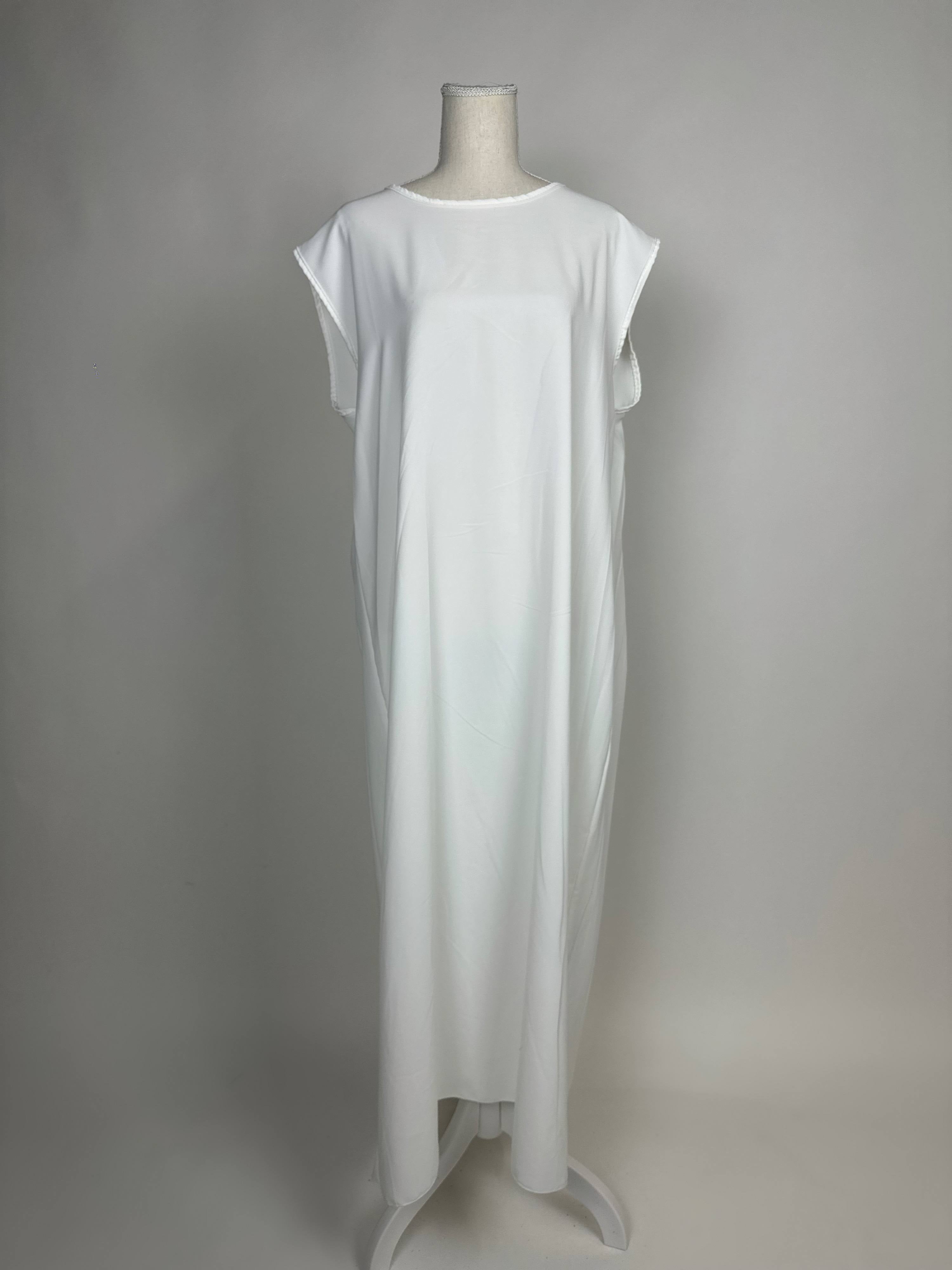 Weißes bodenlanges Abaya-Unterkleid mit Kappenärmeln und geradem, locker fallendem Schnitt, Vorderansicht