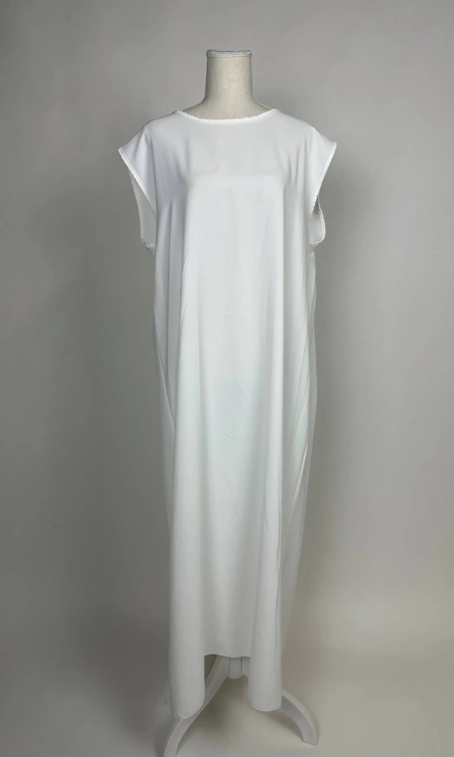 Weißes bodenlanges Abaya-Unterkleid mit Kappenärmeln und geradem, locker fallendem Schnitt, Vorderansicht