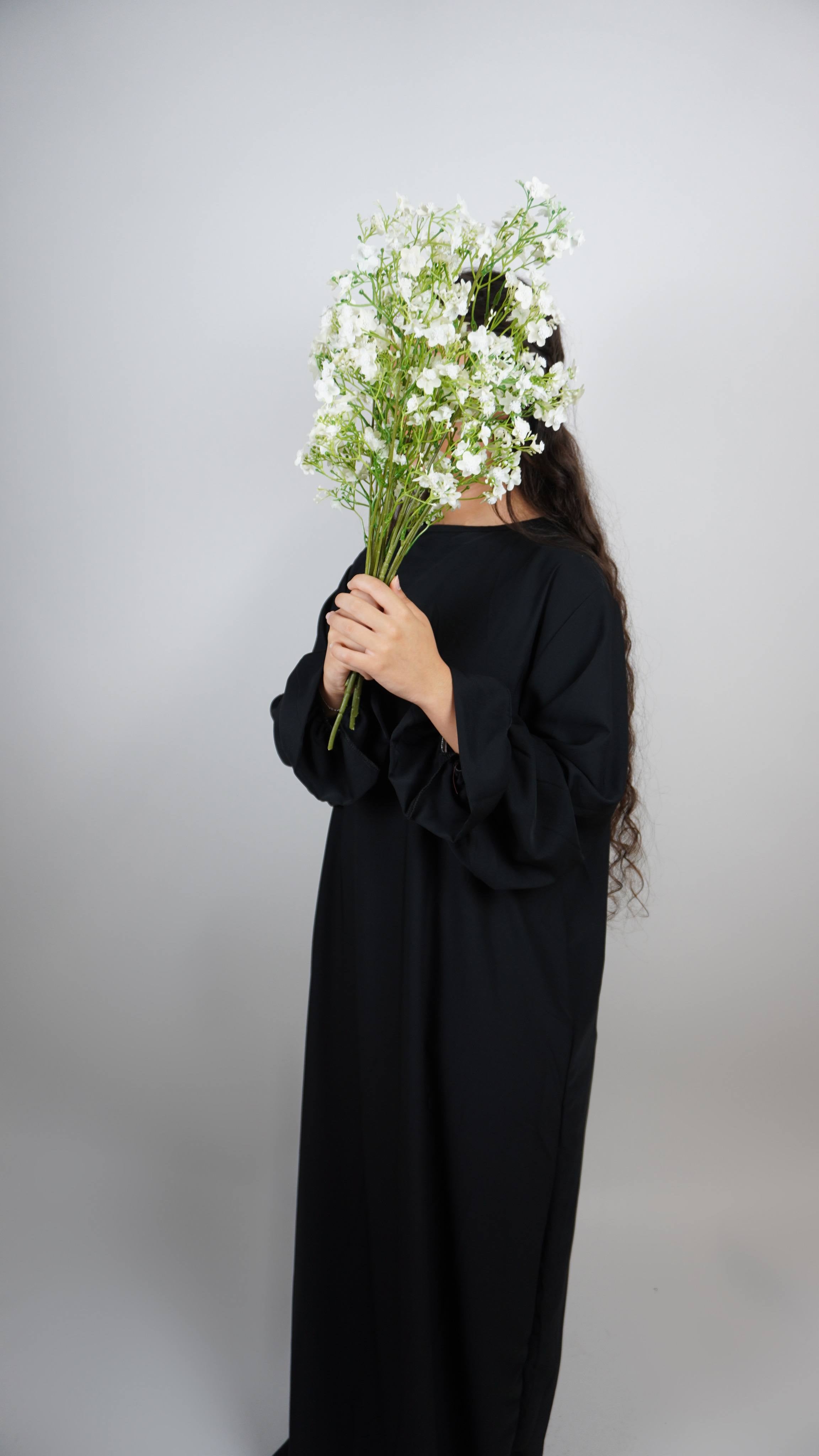 Schwarze Abaya aus Medina-Seide mit Rüschenärmeln, Frontansicht.