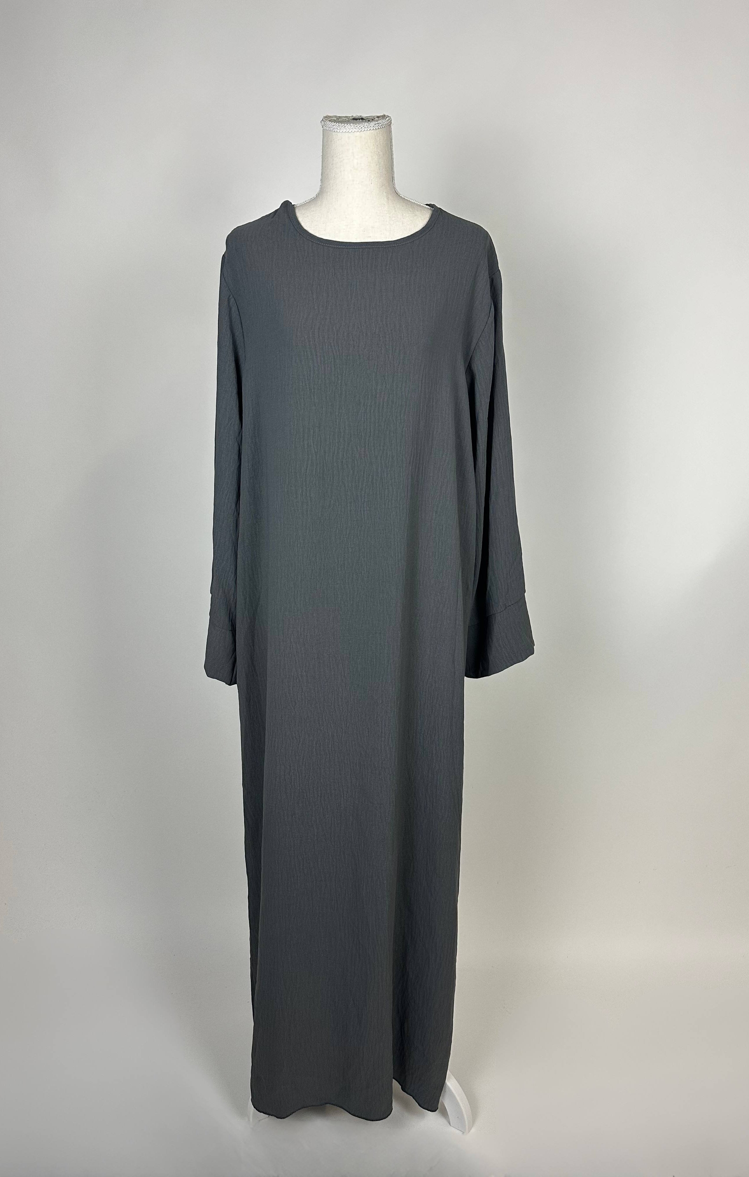 Anthrazitgraue Basic-Abaya aus Jazz mit lockerem, langärmligem Schnitt und Rundhalsausschnitt, Vorderansicht