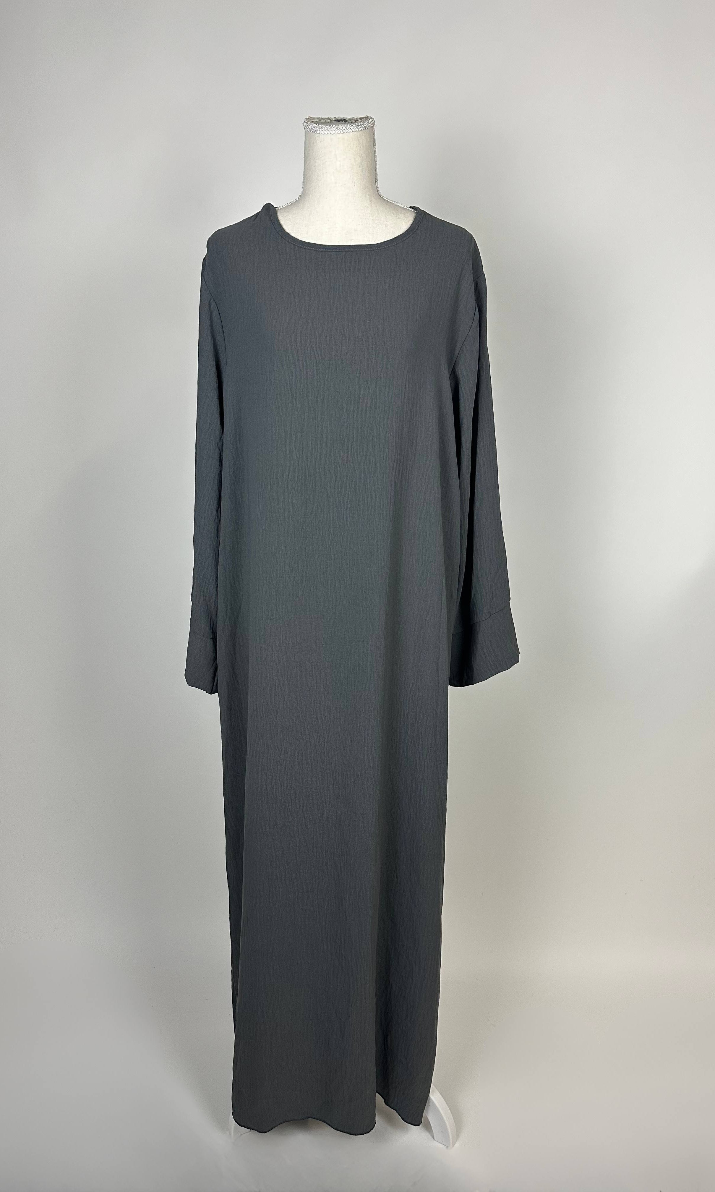 Anthrazitgraue Basic-Abaya aus Jazz mit lockerem, langärmligem Schnitt und Rundhalsausschnitt, Vorderansicht