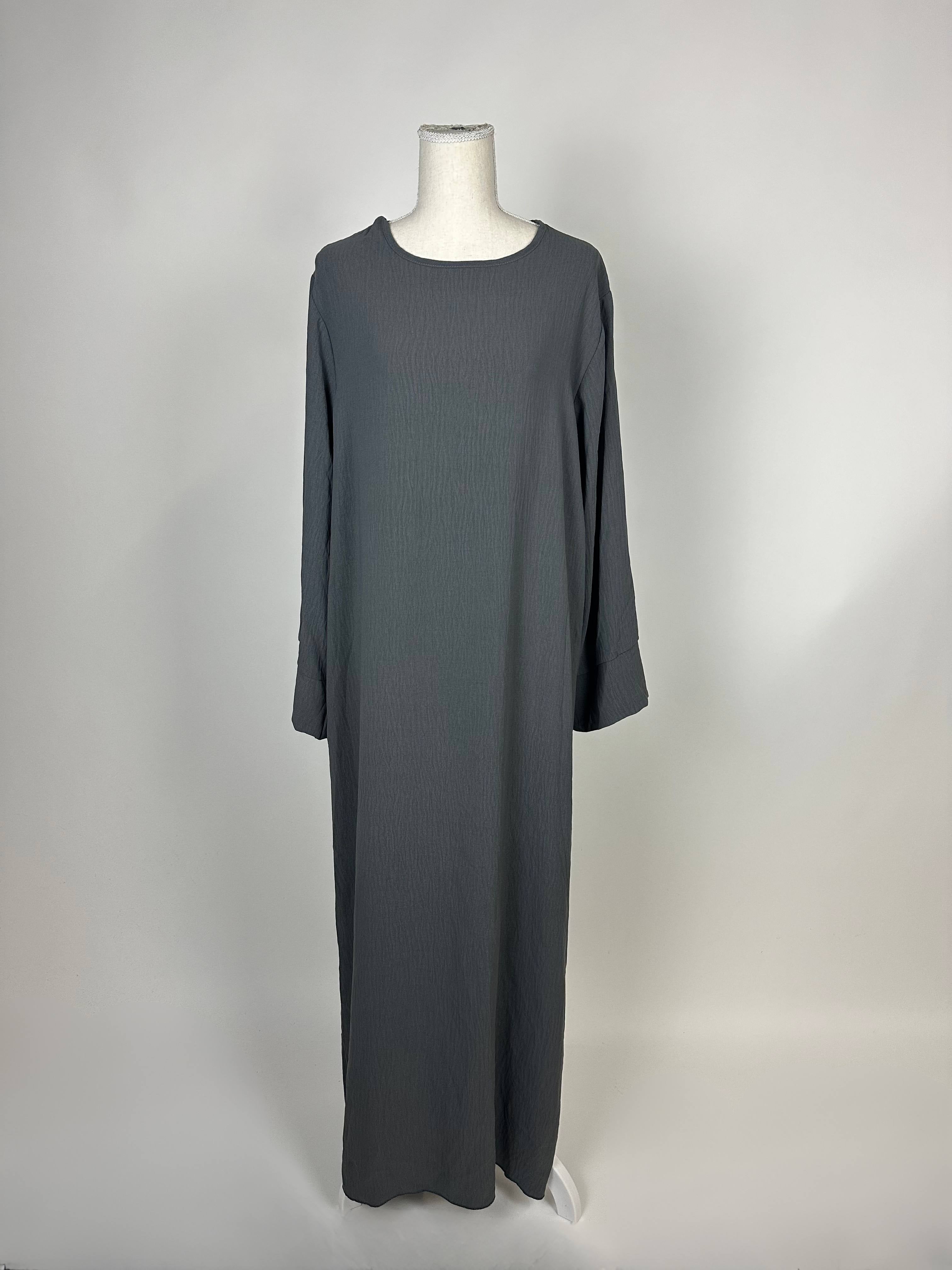 Anthrazitgraue Basic-Abaya aus Jazz mit lockerem, langärmligem Schnitt und Rundhalsausschnitt, Vorderansicht