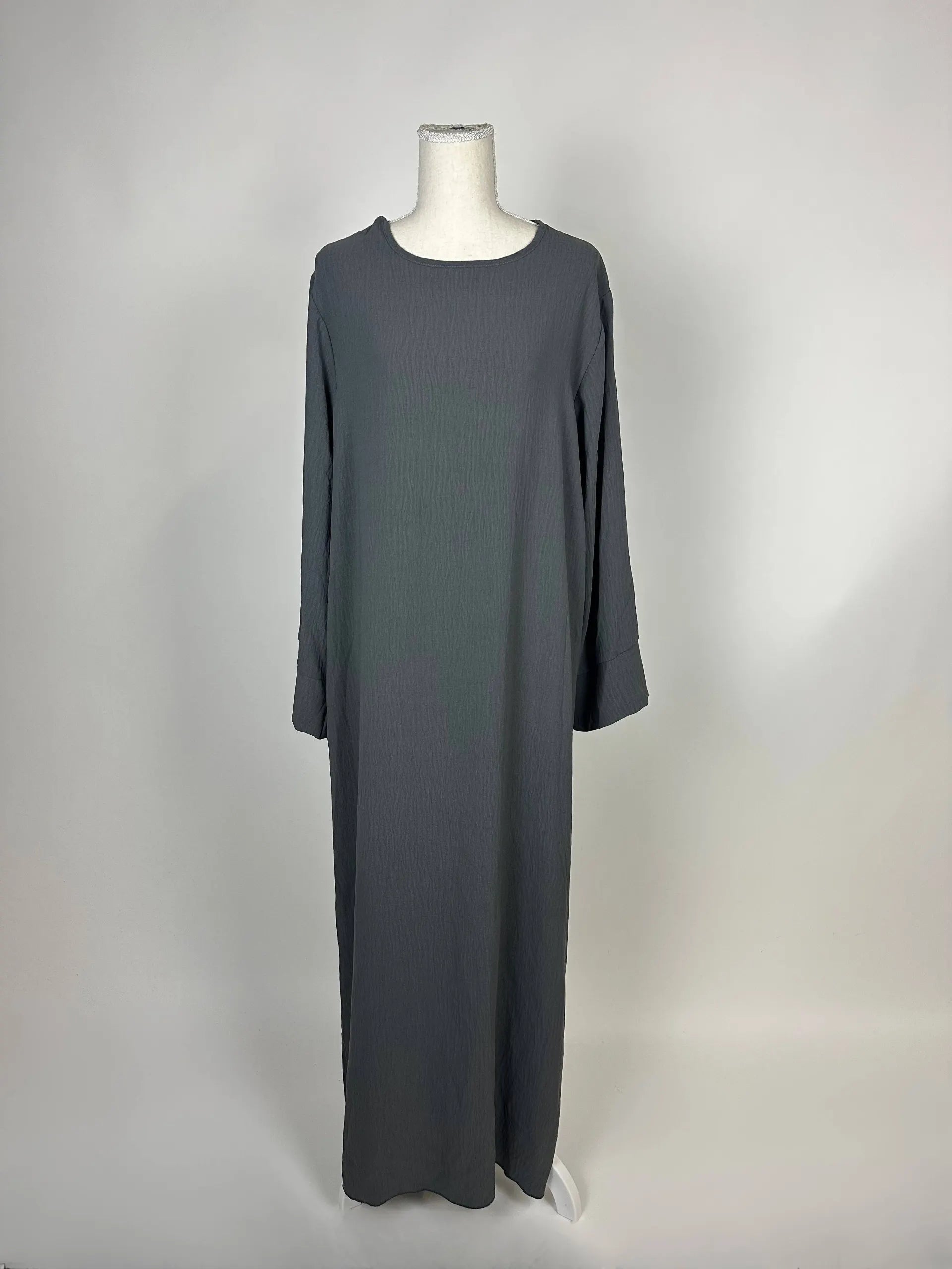 Anthrazitgraue Basic-Abaya aus Jazz mit lockerem, langärmligem Schnitt und Rundhalsausschnitt, Vorderansicht