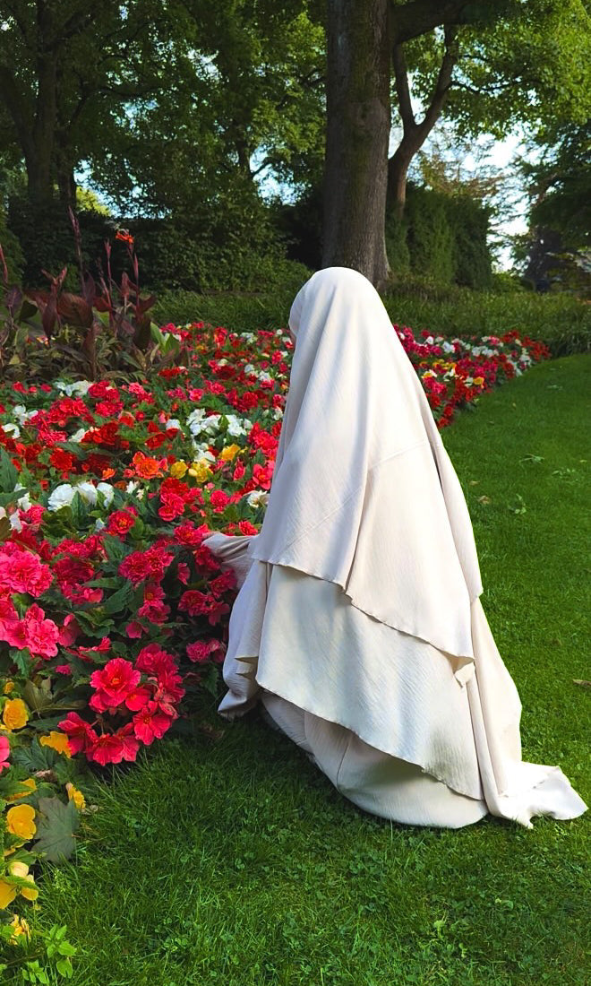 Ein cremefarbener, zweilagiger Khimar aus Jazz fällt fließend bis bodenlang, Rückenansicht
