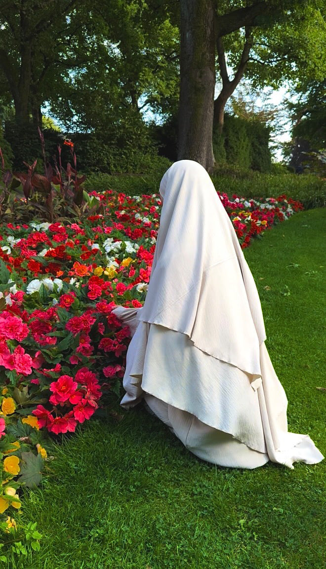 Ein cremefarbener, zweilagiger Khimar aus Jazz fällt fließend bis bodenlang, Rückenansicht