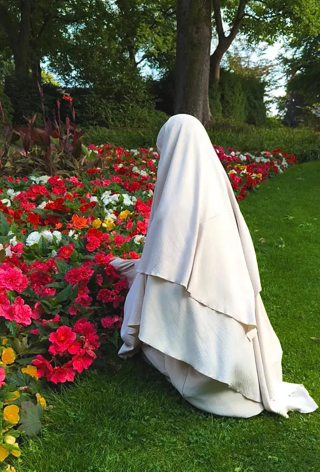Ein cremefarbener, zweilagiger Khimar aus Jazz fällt fließend bis bodenlang, Rückenansicht